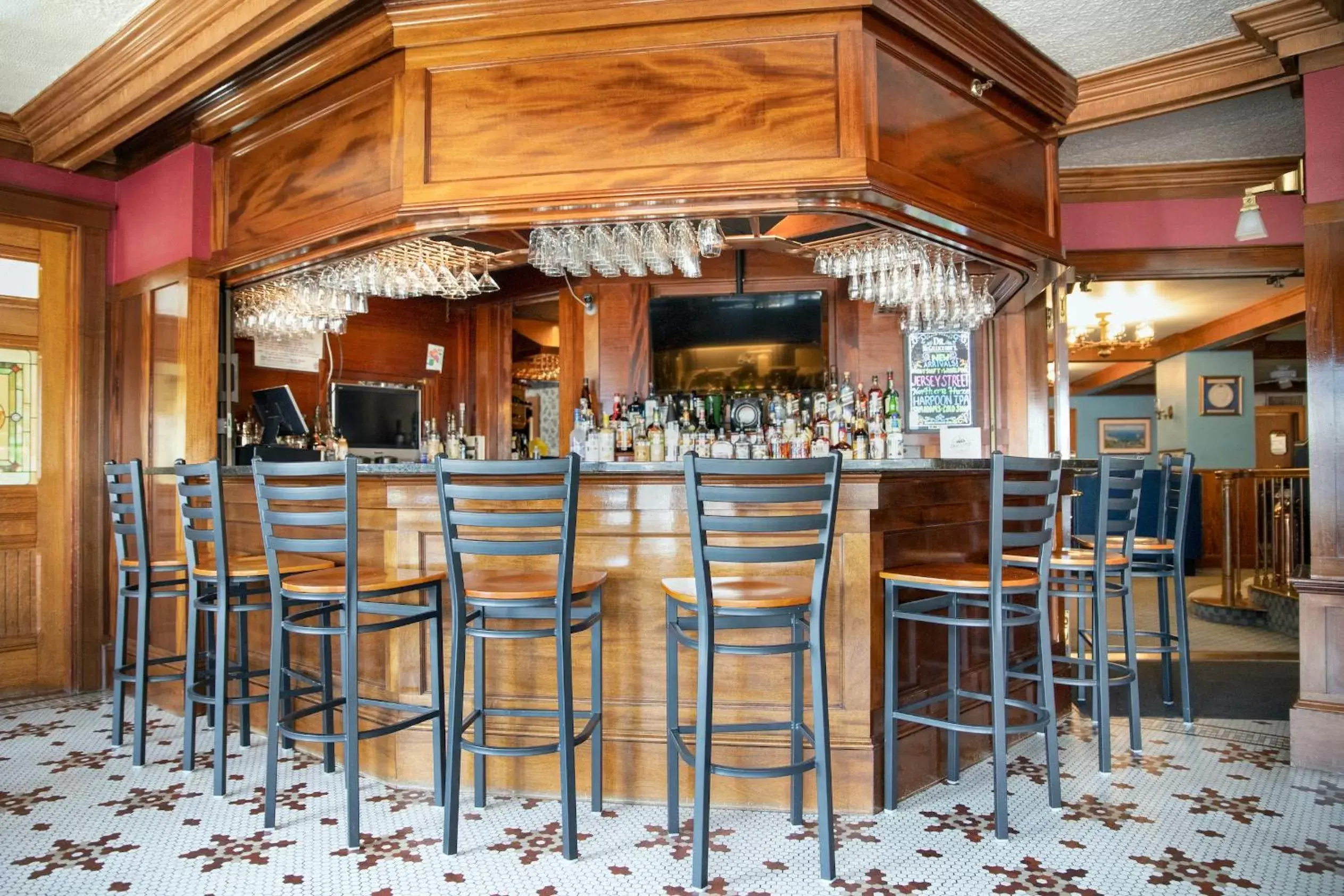Restaurant/places to eat, Lounge/Bar in Winthrop Arms Hotel Restaurant Logan Airport