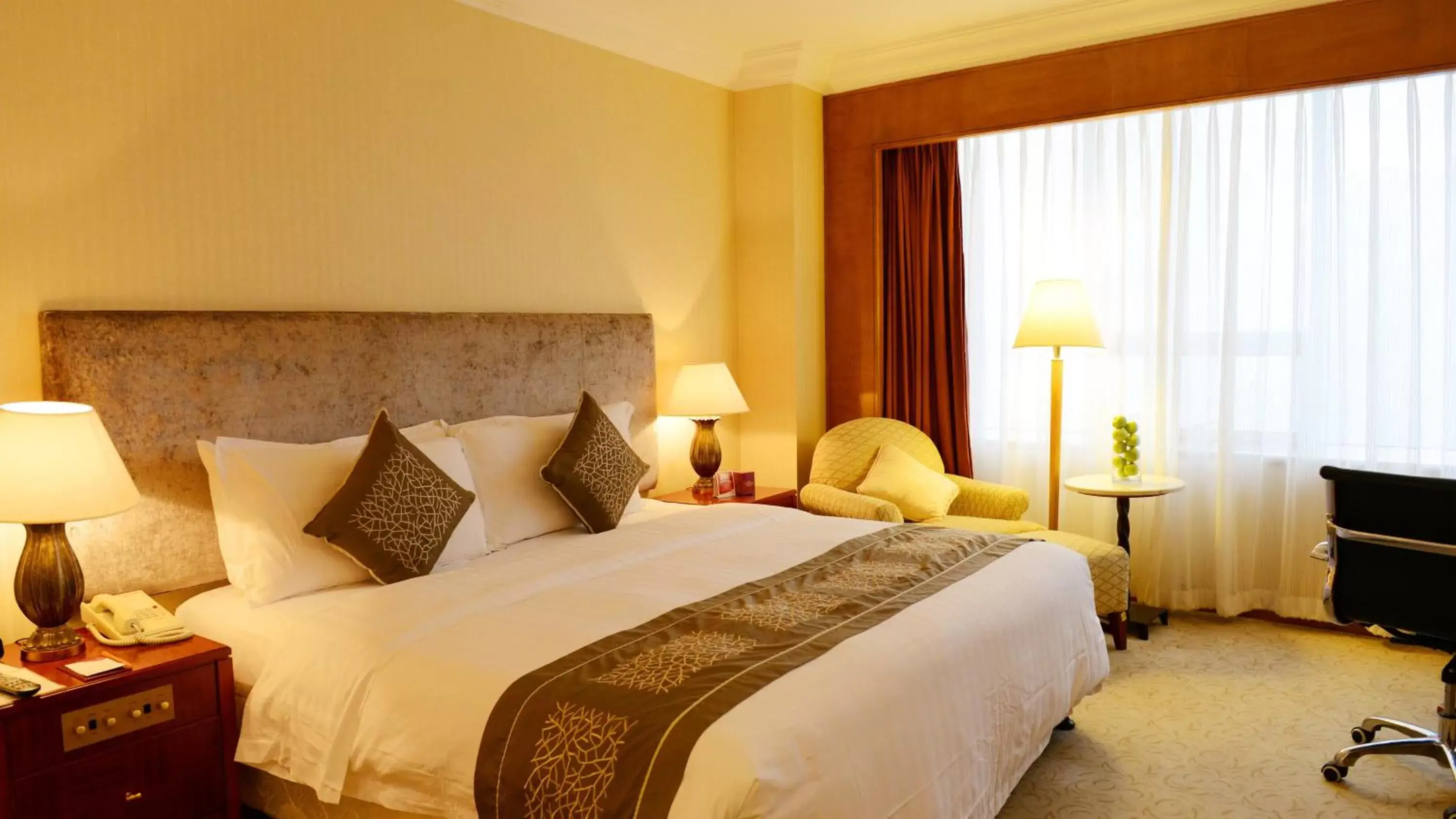 Photo of the whole room, Room Photo in Crowne Plaza Qingdao, an IHG Hotel