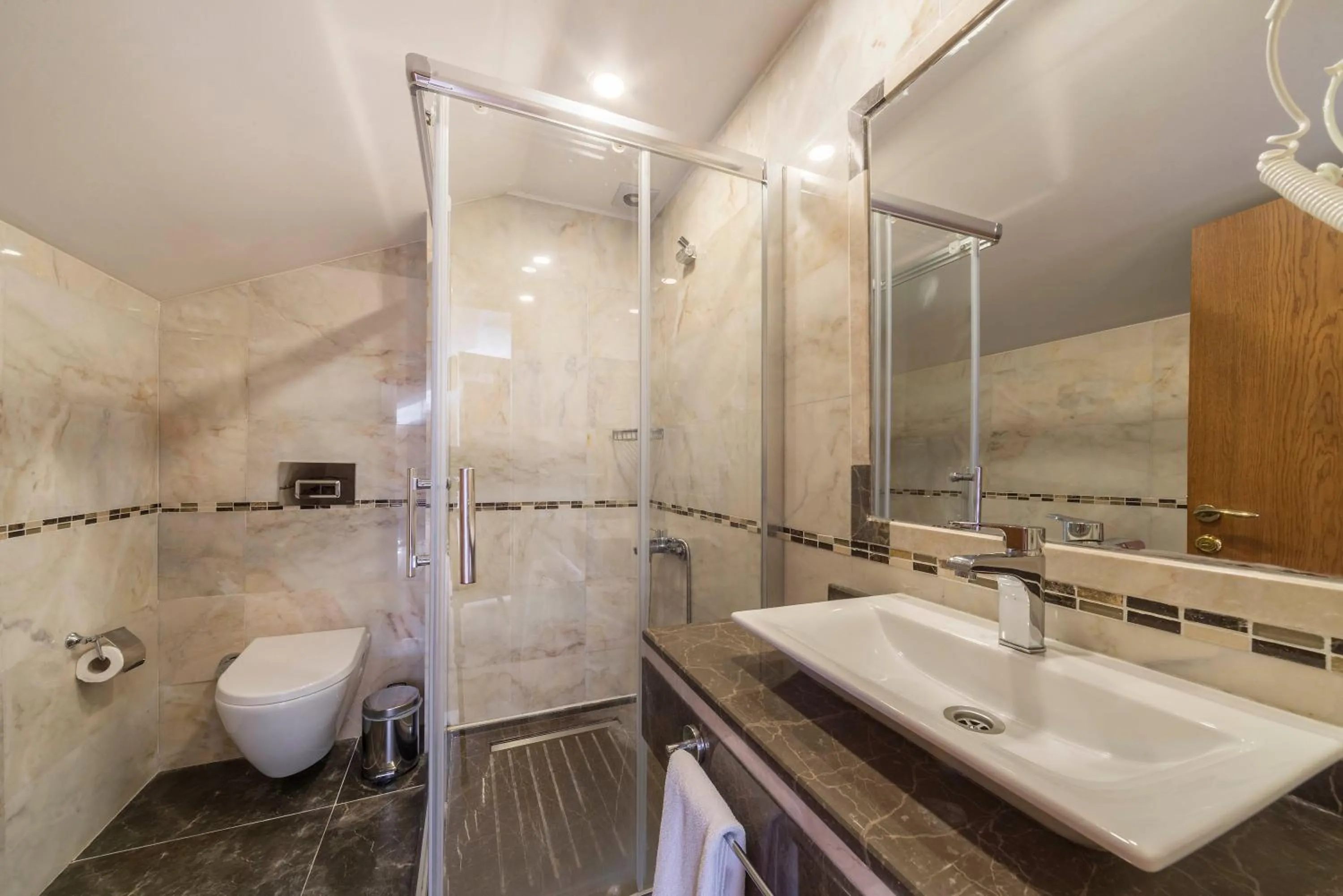 Shower in Lalinn Hotel