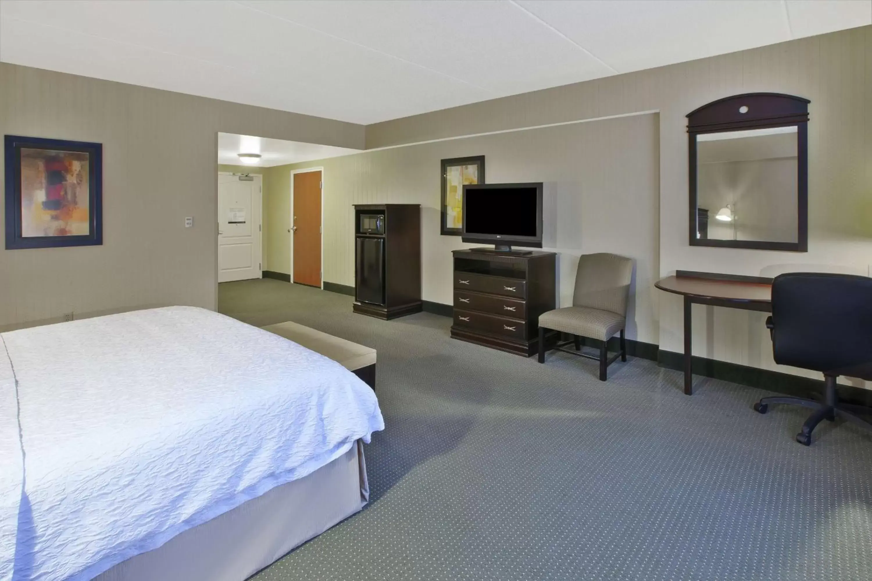 Bedroom, TV/Entertainment Center in Hampton Inn & Suites Plattsburgh