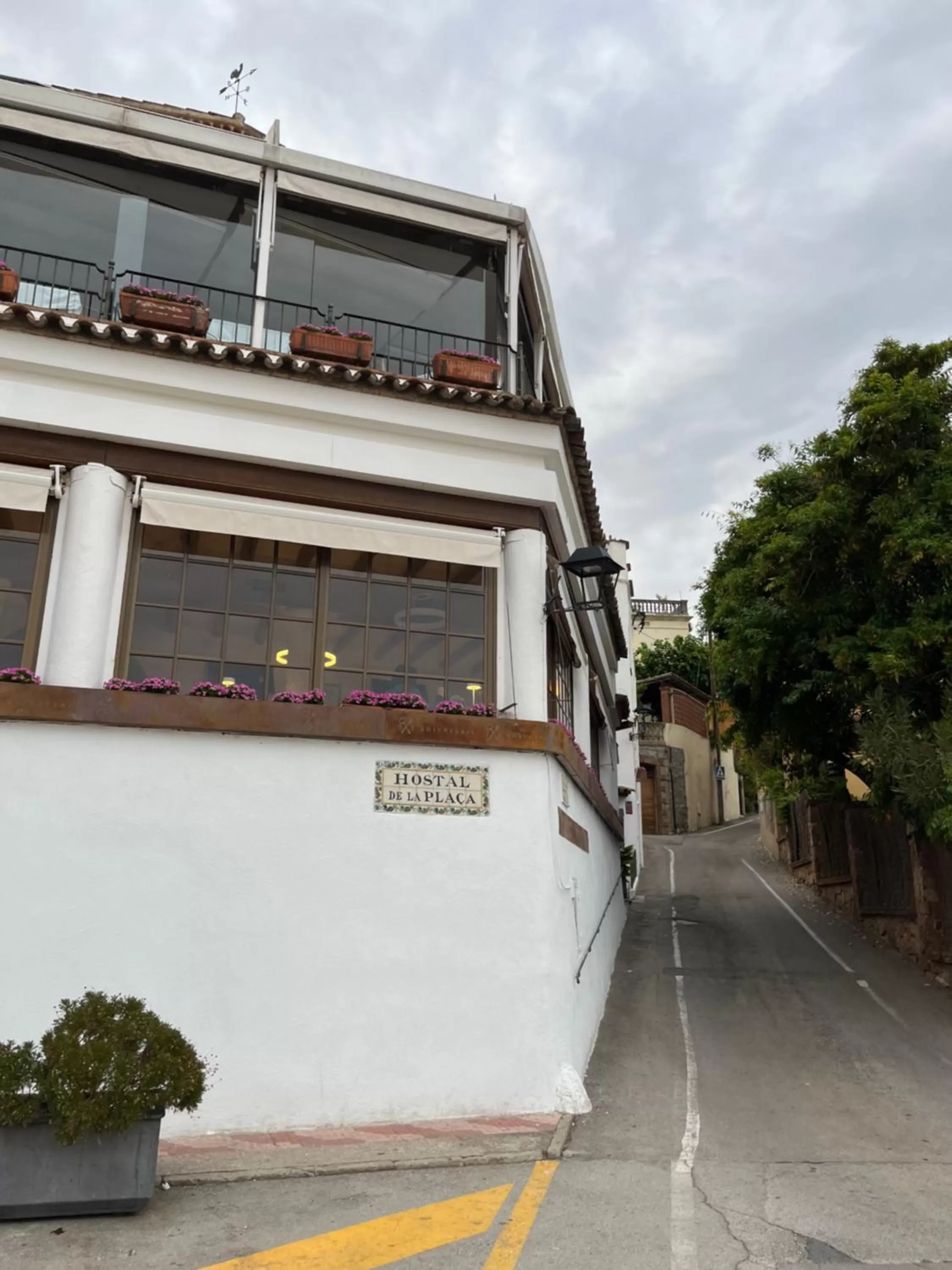 Property building in Hostal de la Plaça - Hotel Boutique