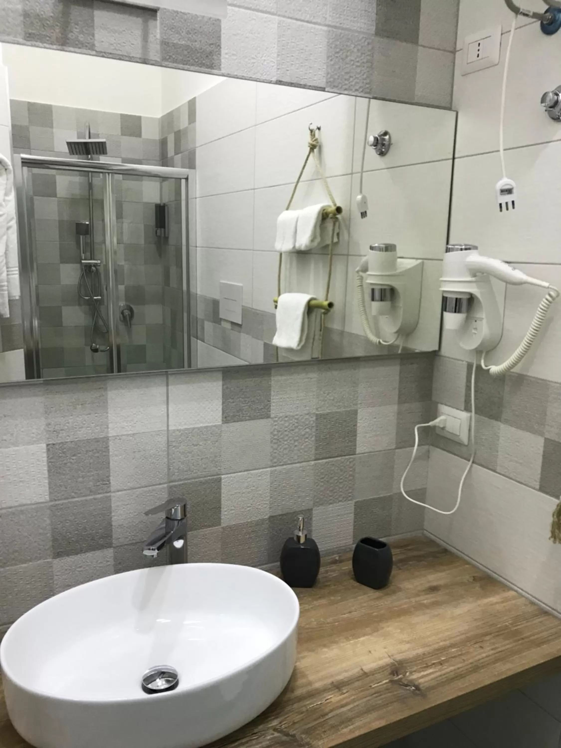 Shower in Napoli DownTown