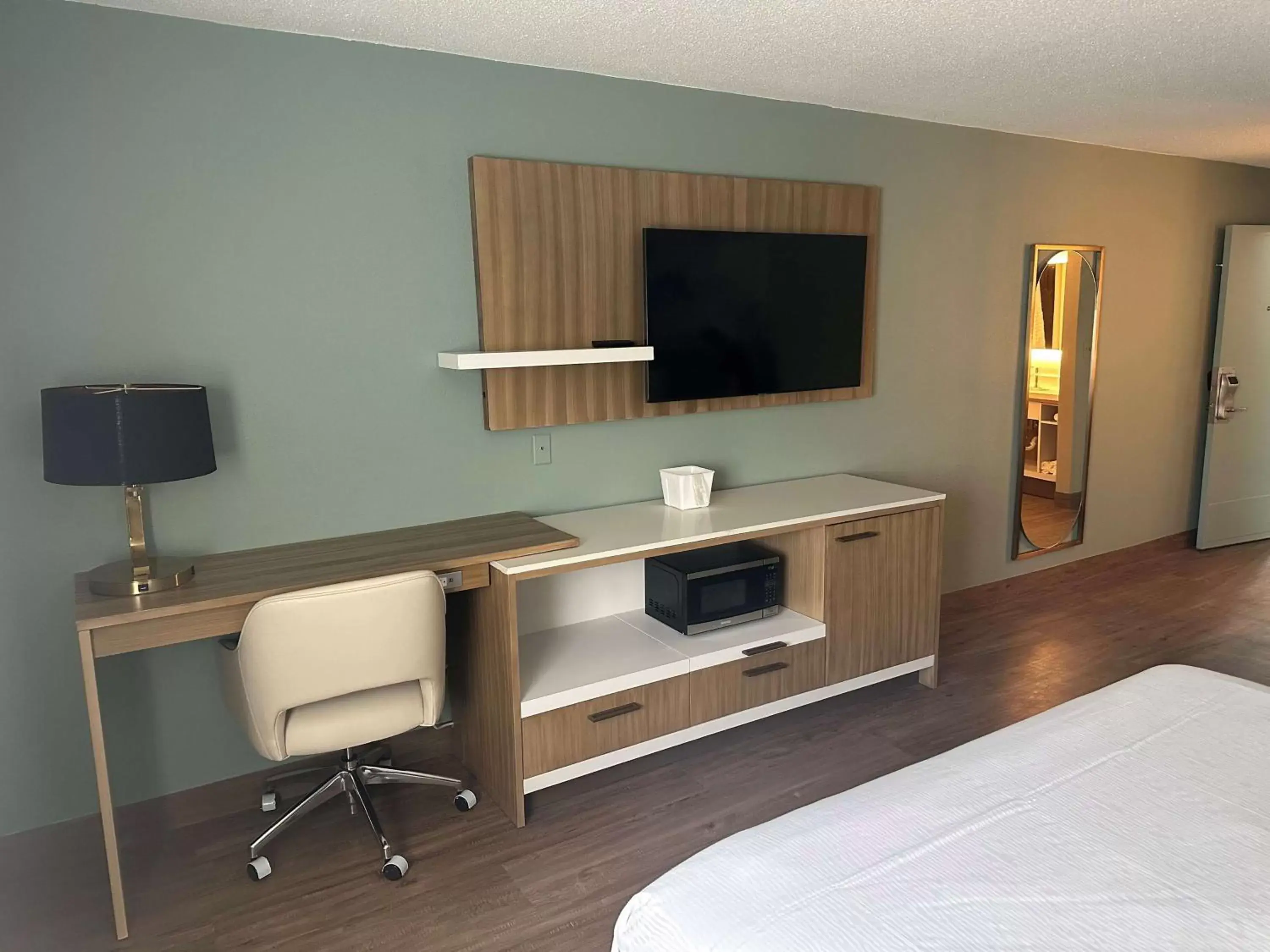 Photo of the whole room, TV/Entertainment Center in Wyndham Garden Ankeny
