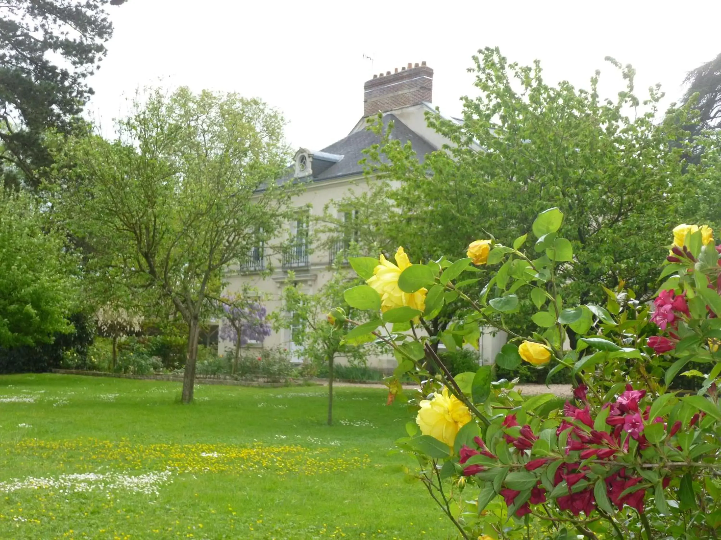Facade/entrance, Garden in Cèdre et Charme