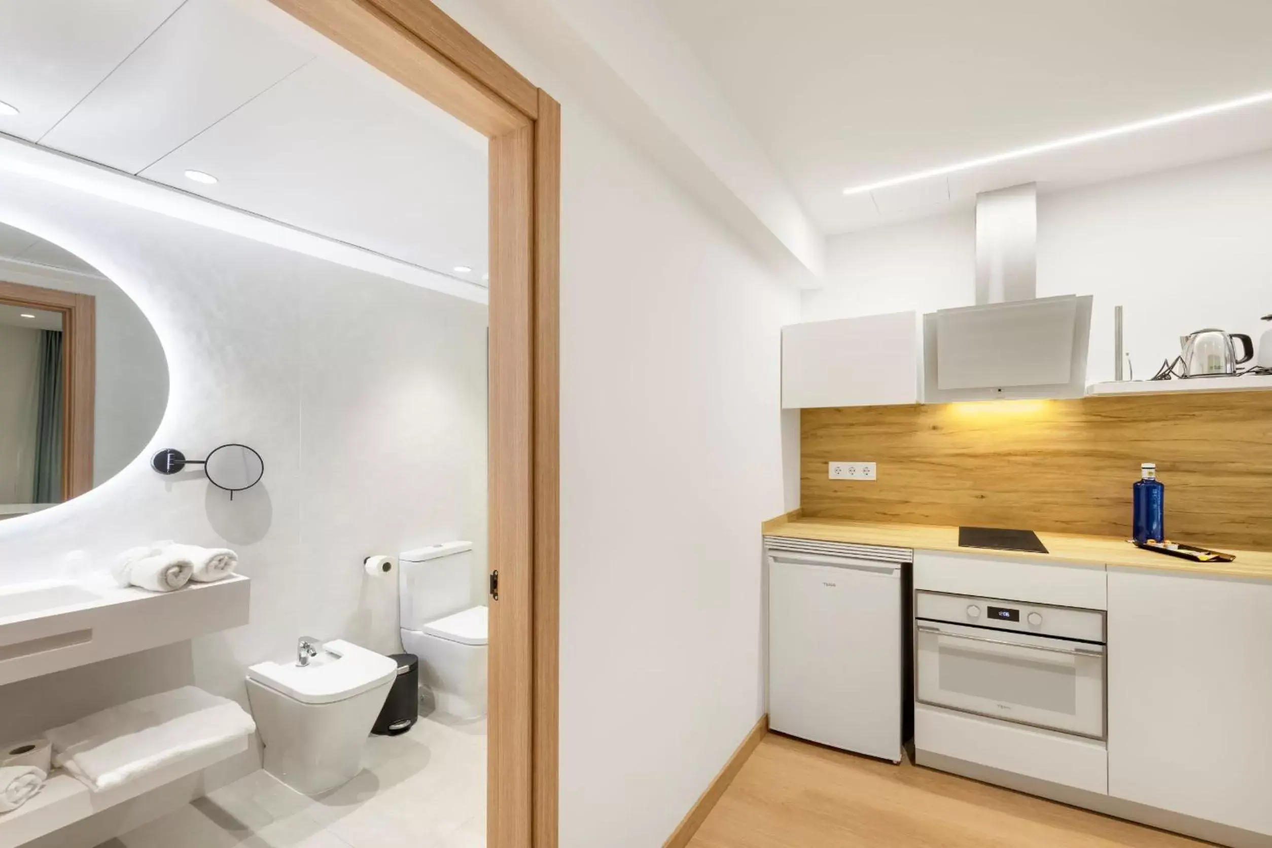 kitchen, Bathroom in Odyssey Rooms Alicante