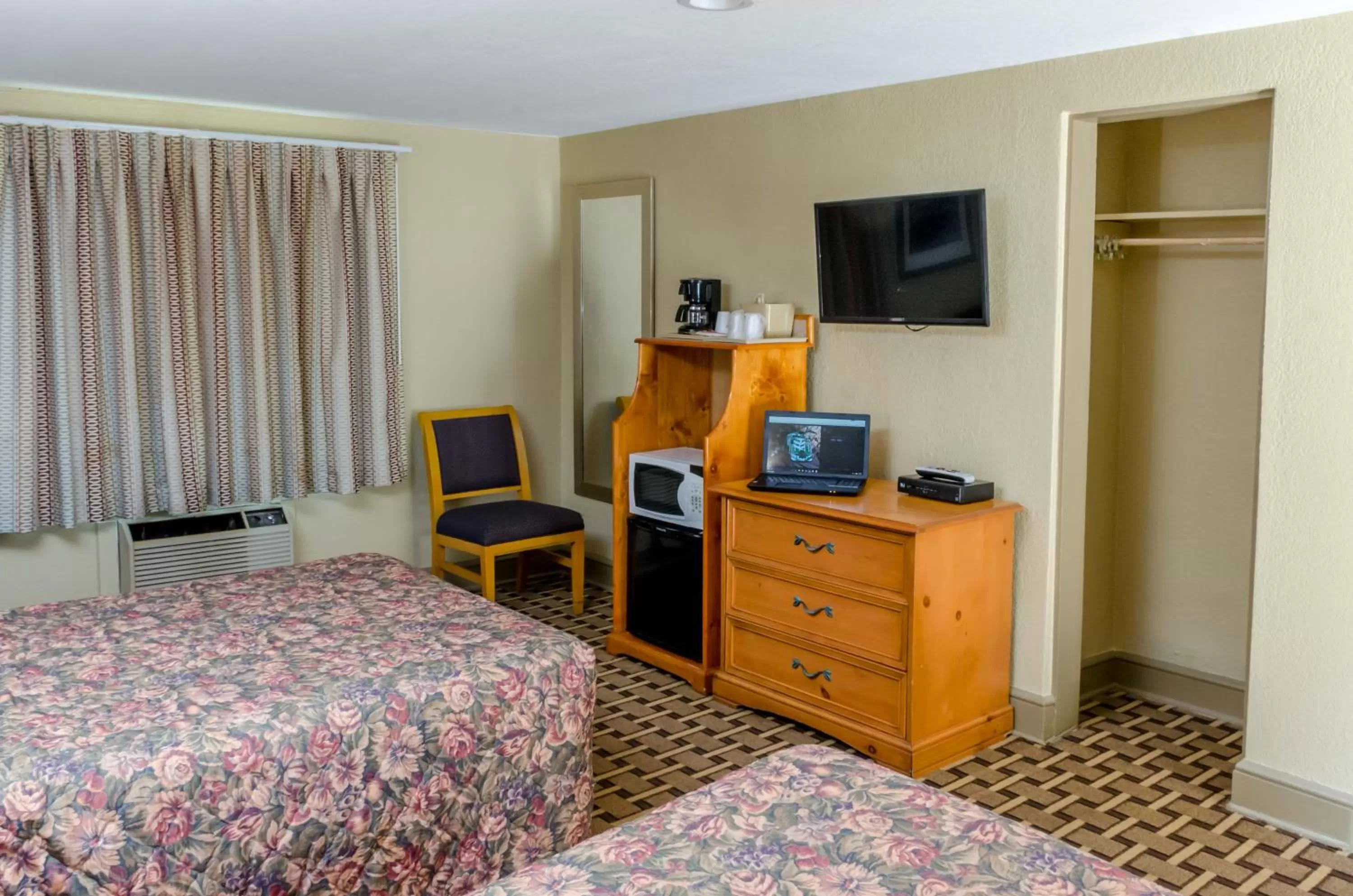 Bedroom, Bed in Relax Inn - Bryson City