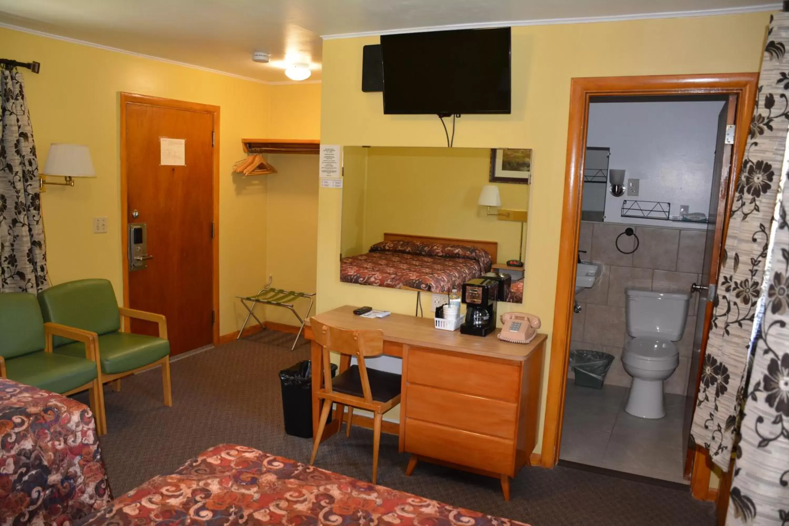 Bathroom, TV/Entertainment Center in The Village Motel