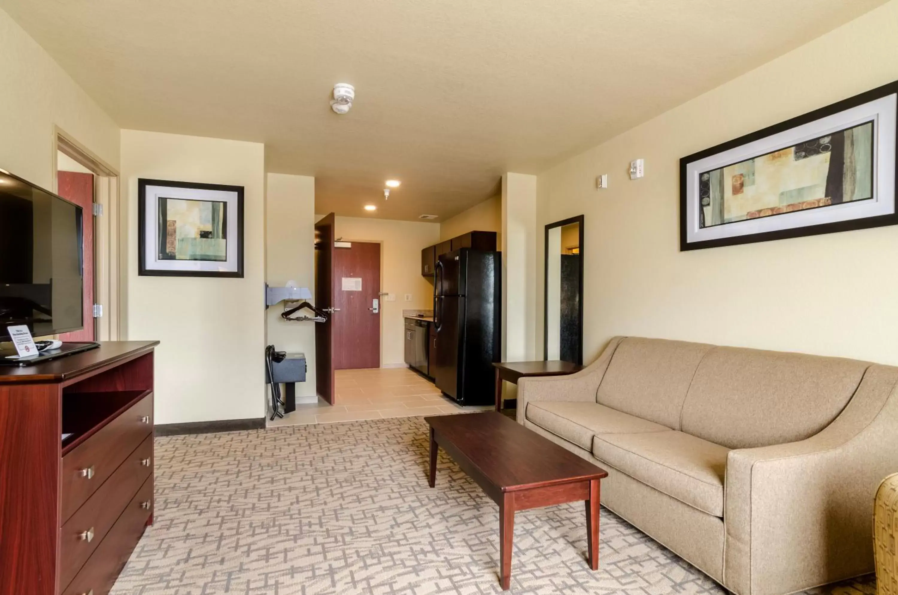 Living room, Seating Area in Cobblestone Inn & Suites - Oberlin