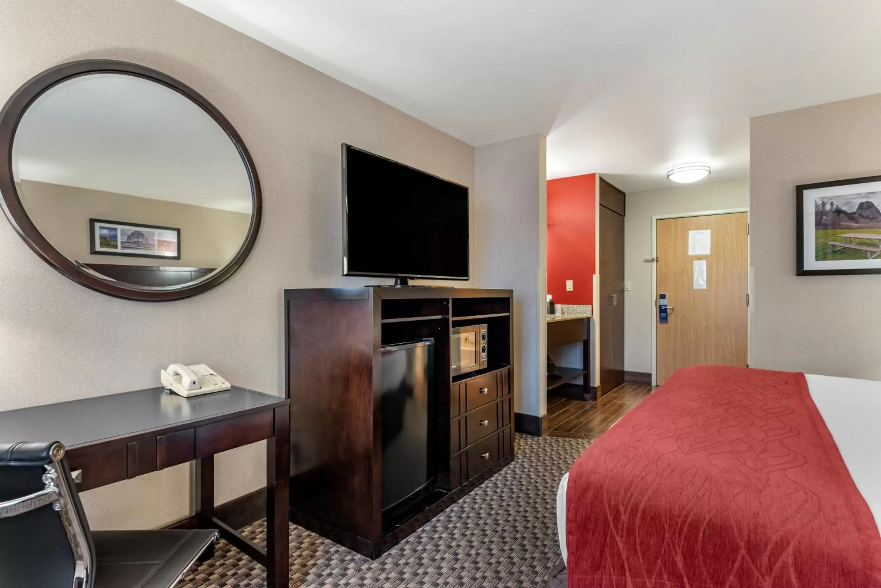 TV and multimedia, TV/Entertainment Center in Comfort Inn Troutdale-Portland East