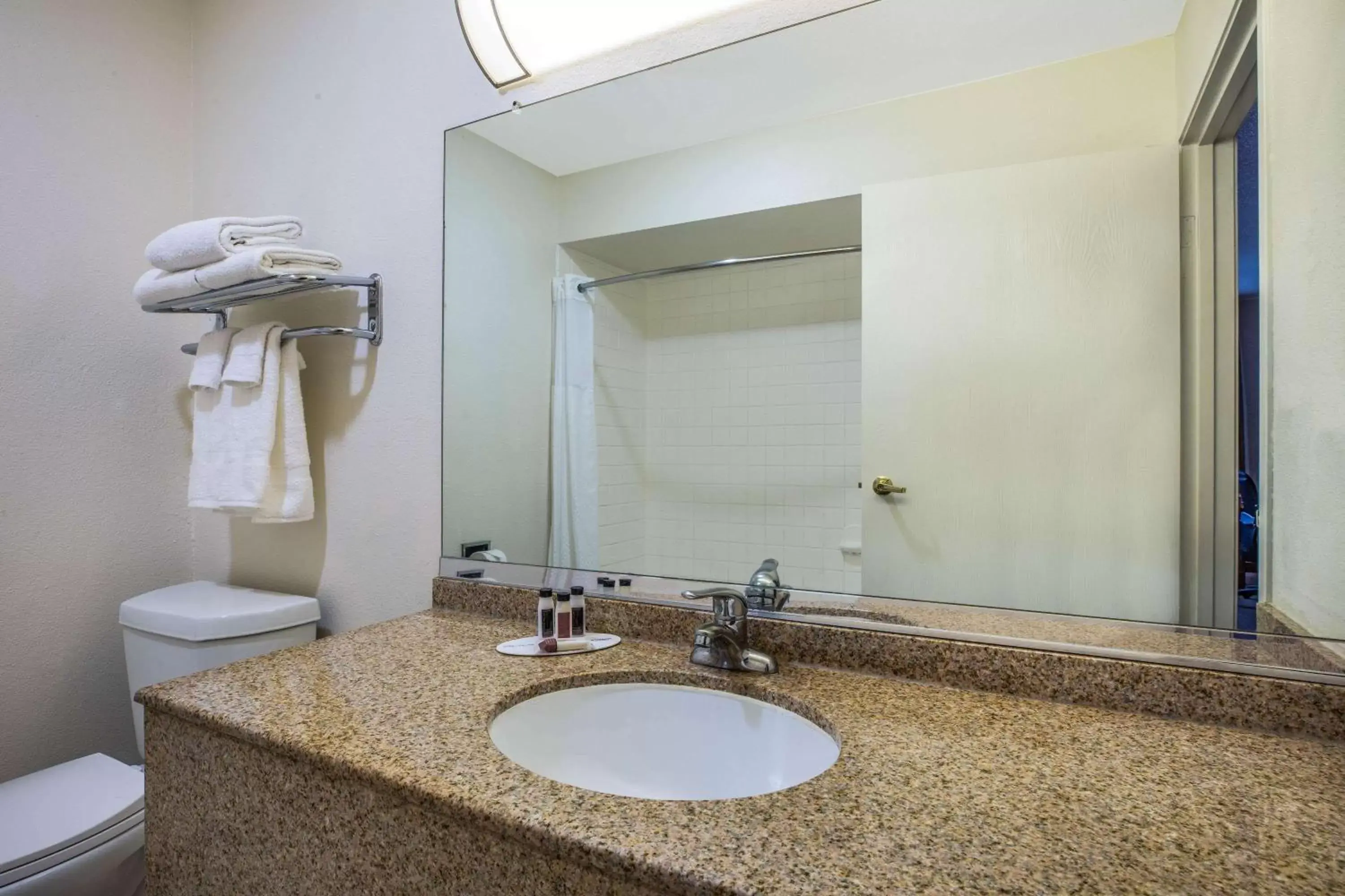 1 King Bed, Suite, Kitchenette, Non-Smoking in Baymont by Wyndham Tehachapi 1 King Bed, Suite, Kitchenette, Non-Smoking in Baymont by Wyndham Tehachapi