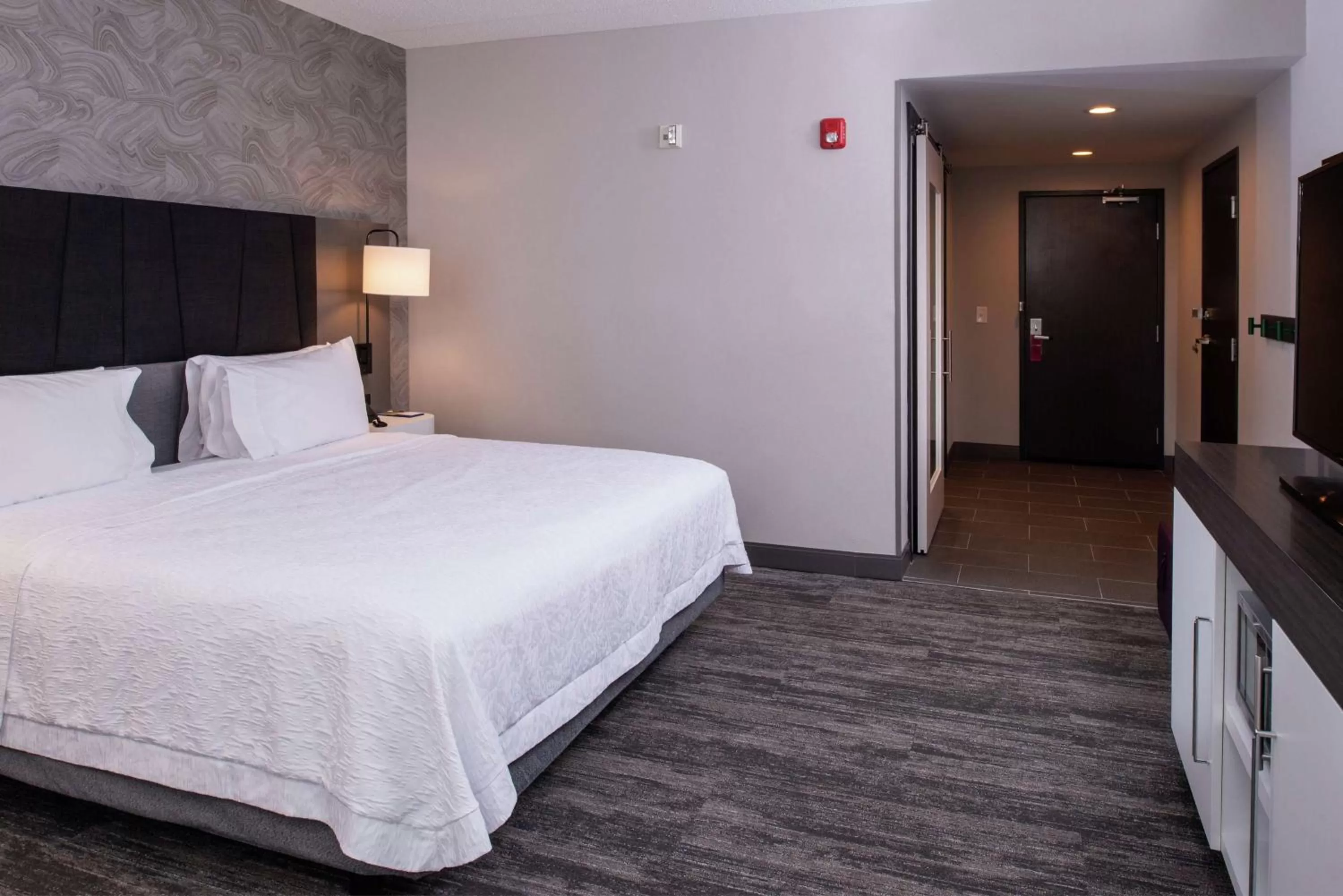 Bedroom, Bed in Hampton Inn & Suites Winston-Salem Downtown