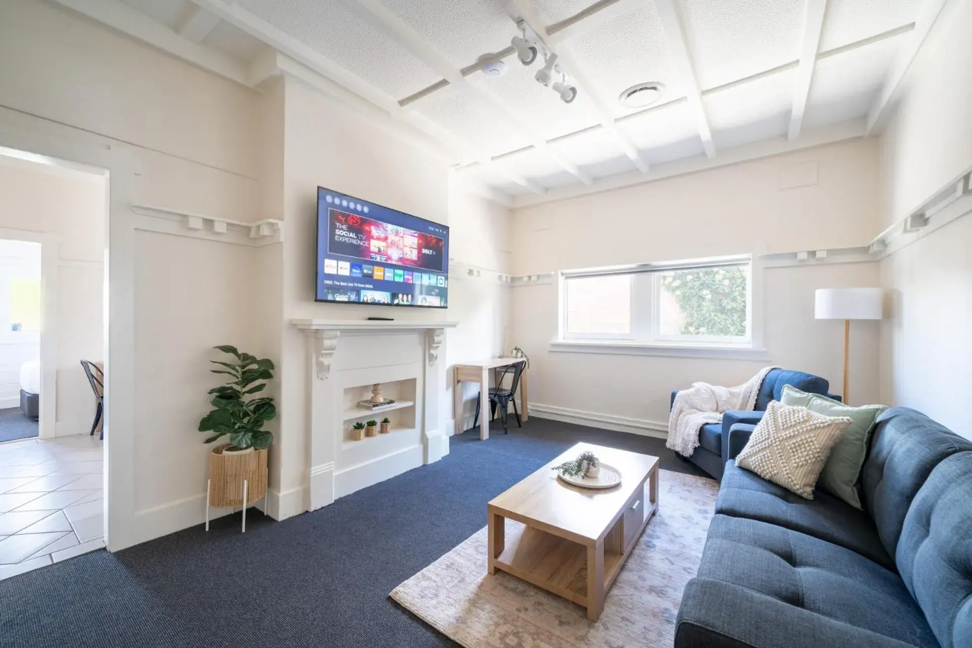 Communal lounge/ TV room, Seating Area in Heritage Inn Bathurst