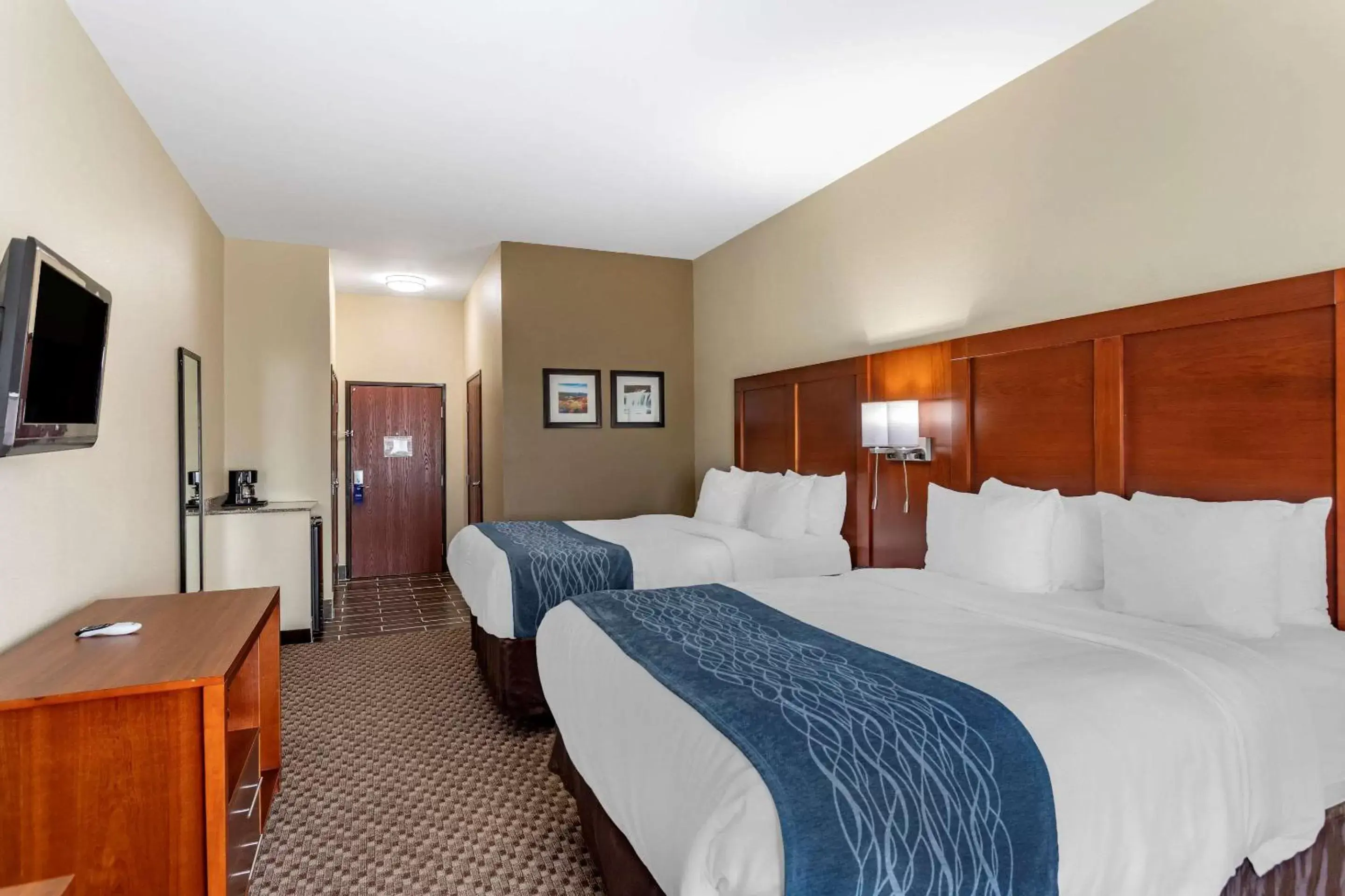 Photo of the whole room, Bed in Comfort Inn & Suites Carbondale University Area