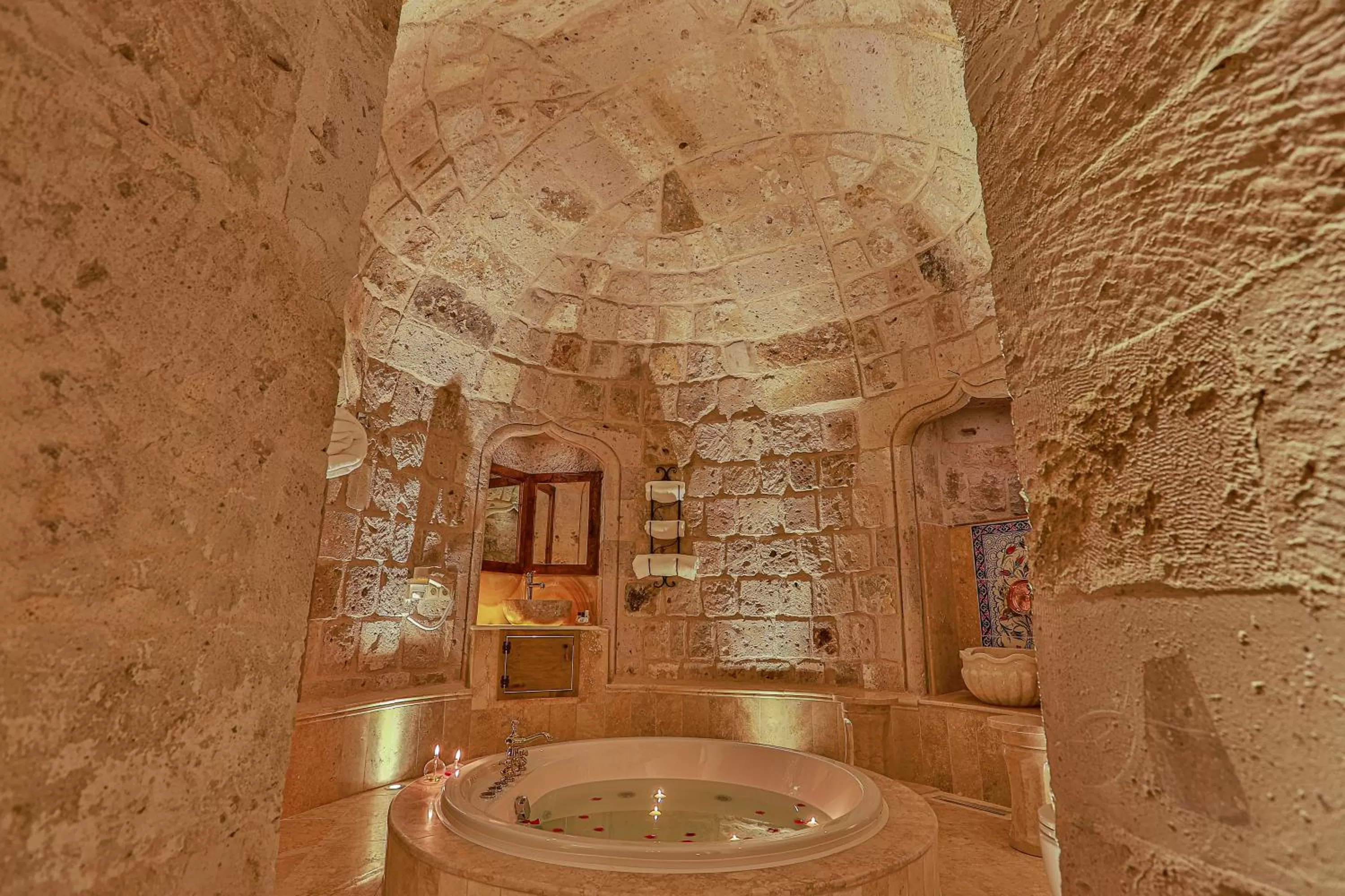 Hot Tub in Şah Saray Cave Suites Halal Hotel