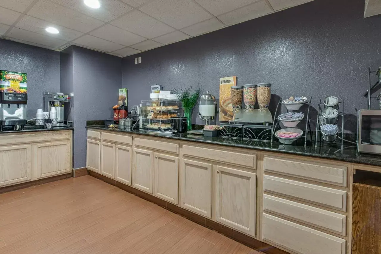 Food and drinks in Microtel Inn & Suites by Wyndham Oklahoma City Airport