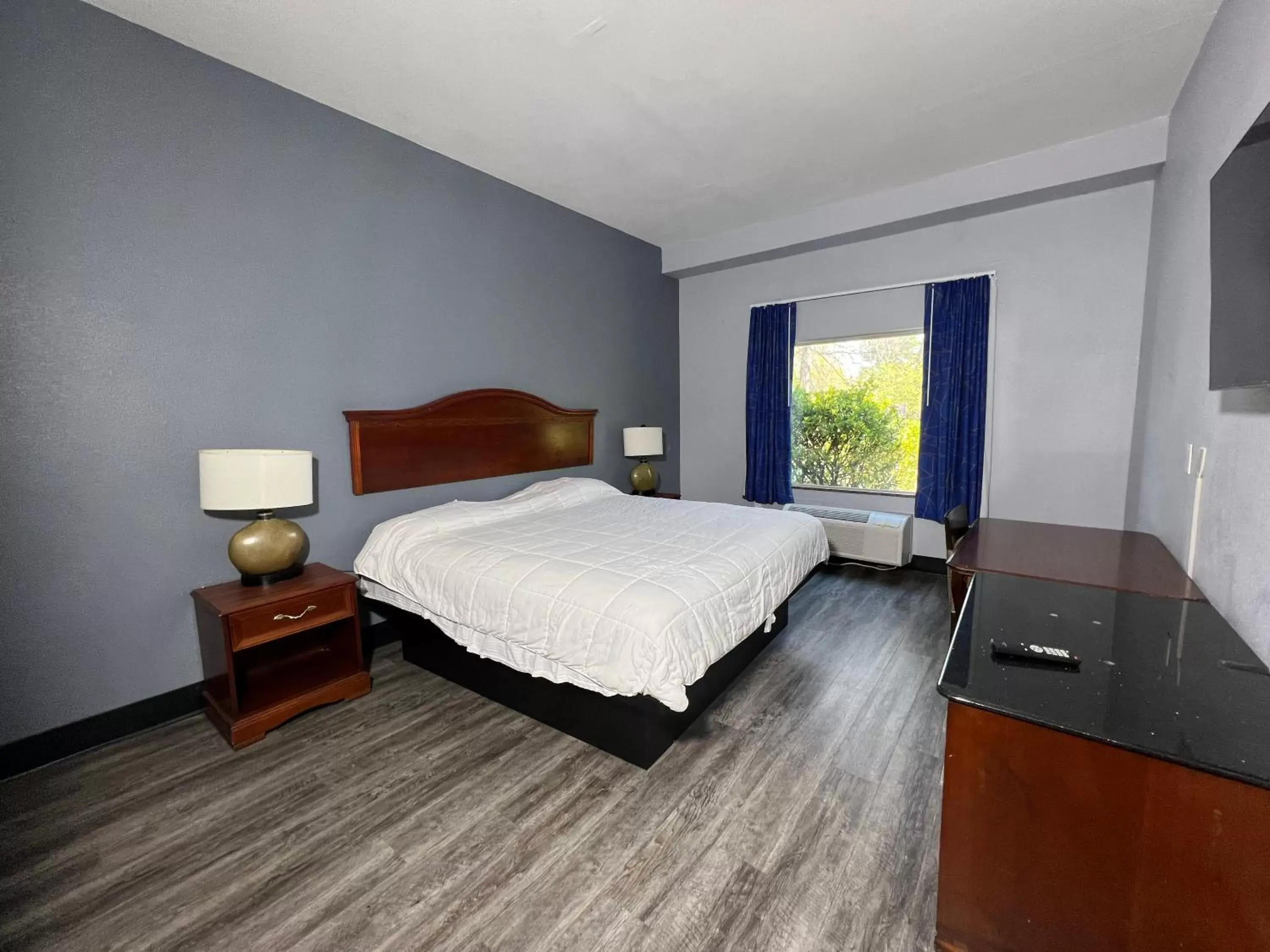 Photo of the whole room, Bed in Jamestown inn & Suites