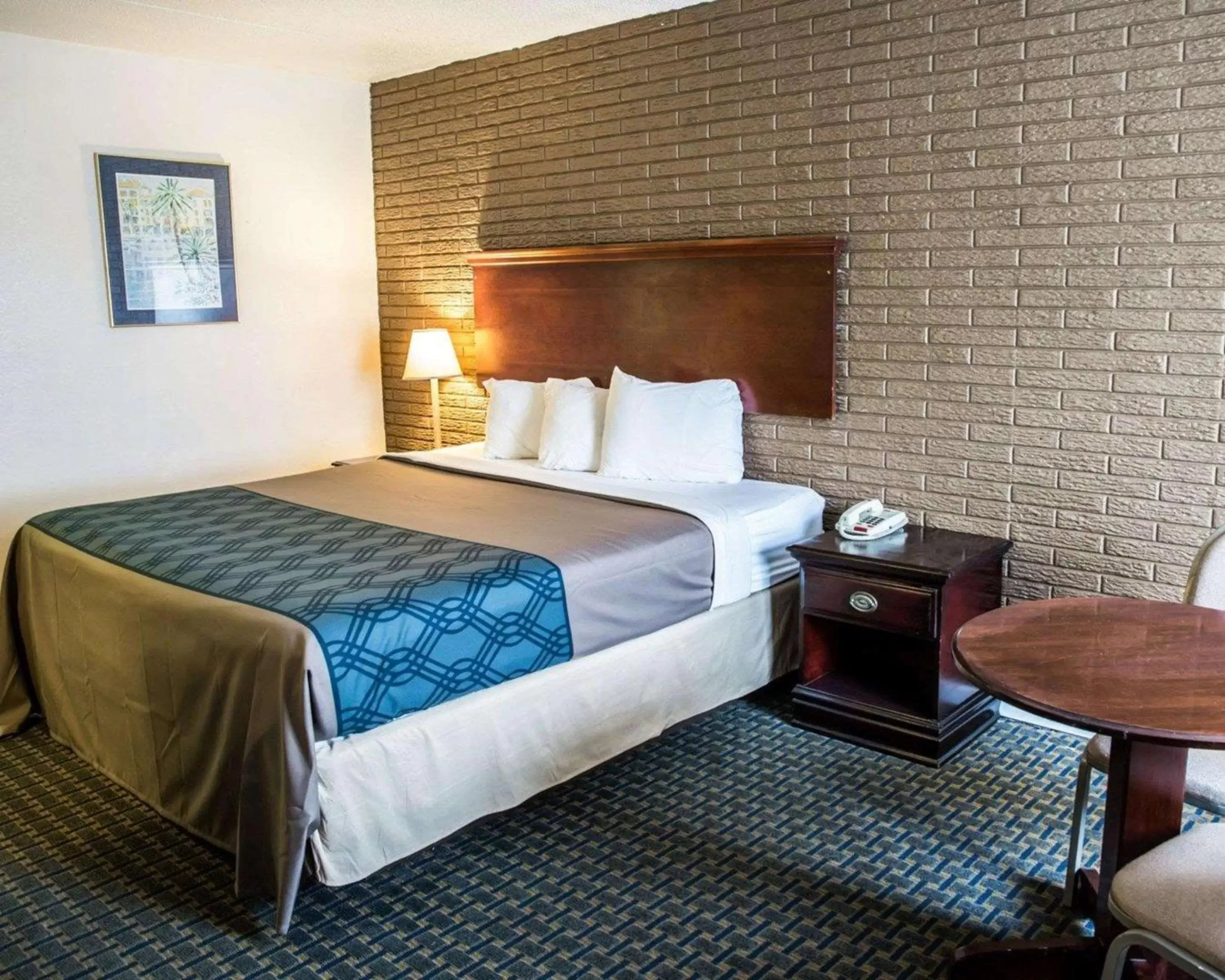 Photo of the whole room, Bed in Rodeway Inn & Suites Wilmington North