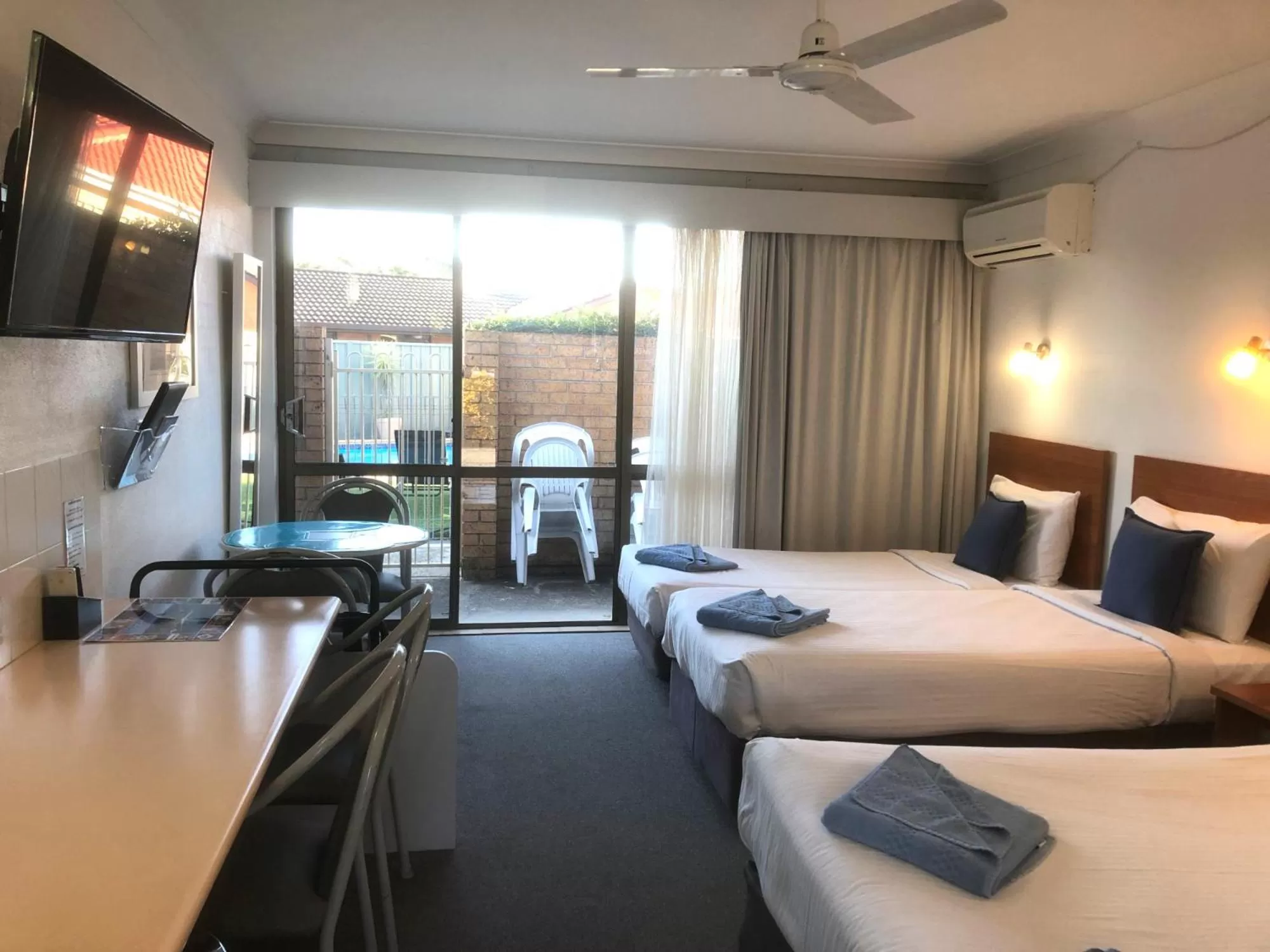 Bed in Port O'Call Motel