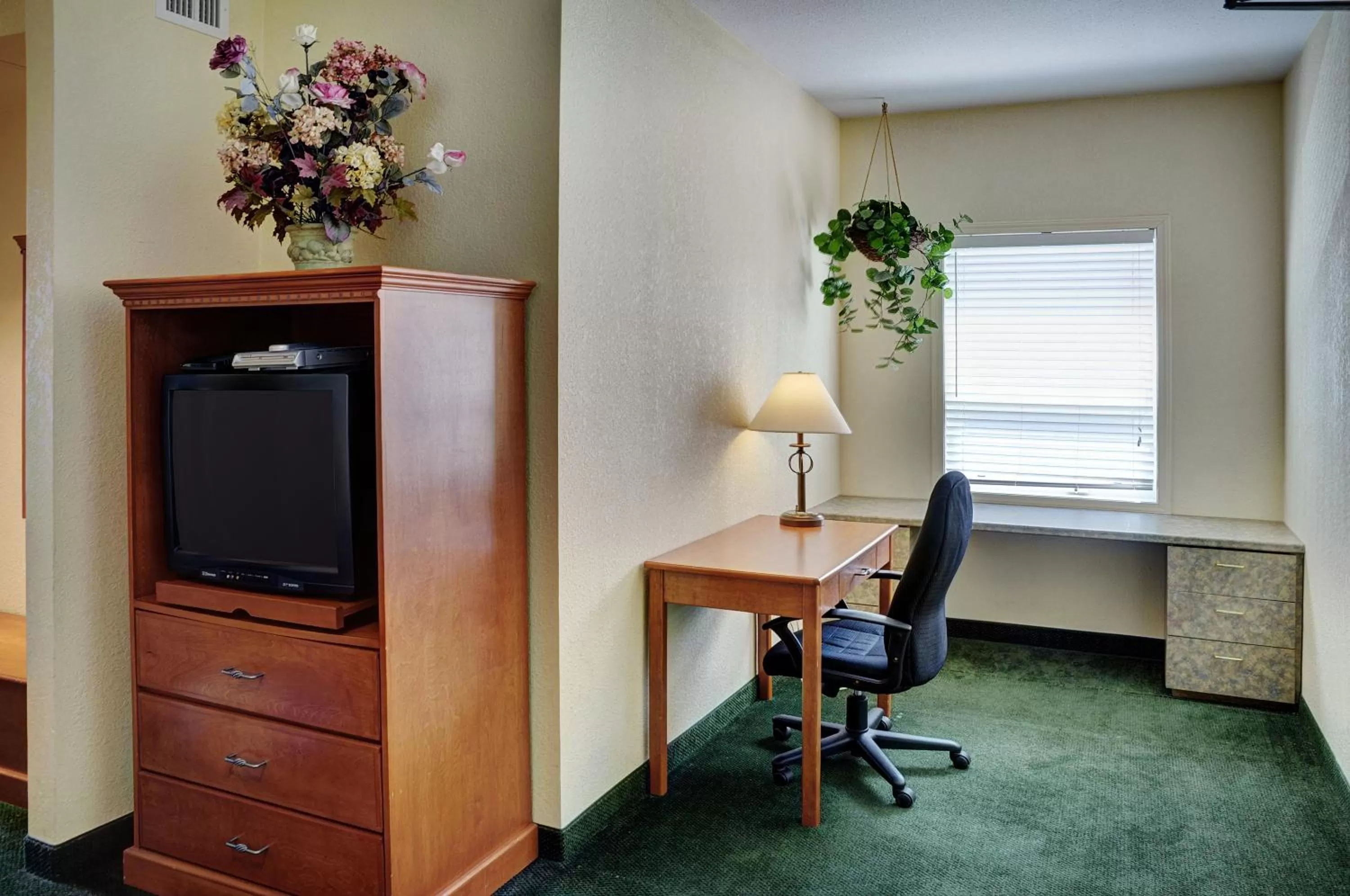 Living room in Lakeview Inns & Suites - Okotoks