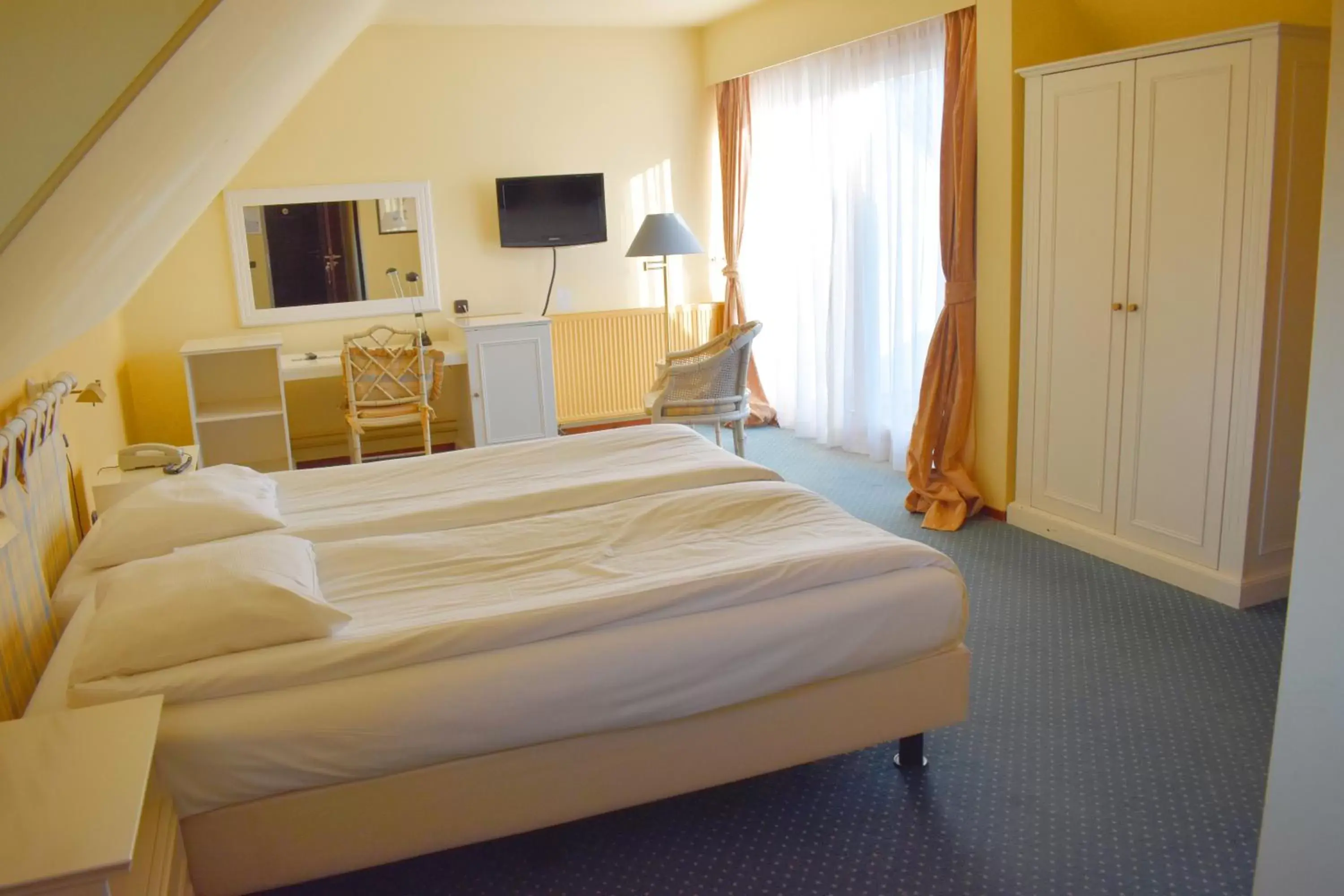 Bed in Fletcher Hotel-Restaurant Kasteel Erenstein Bed in Fletcher Hotel-Restaurant Kasteel Erenstein