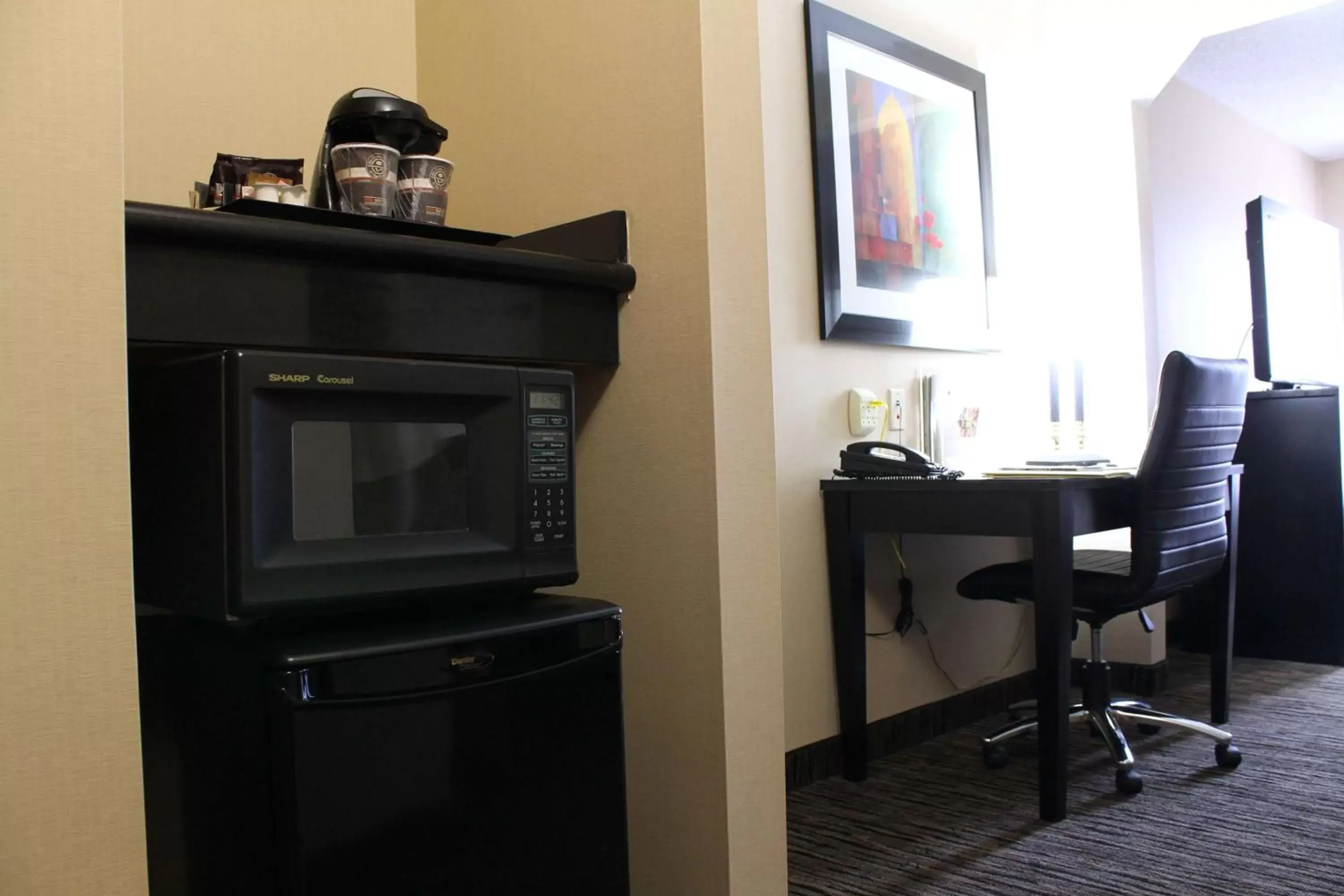 Bed, TV/Entertainment Center in DoubleTree by Hilton Springdale