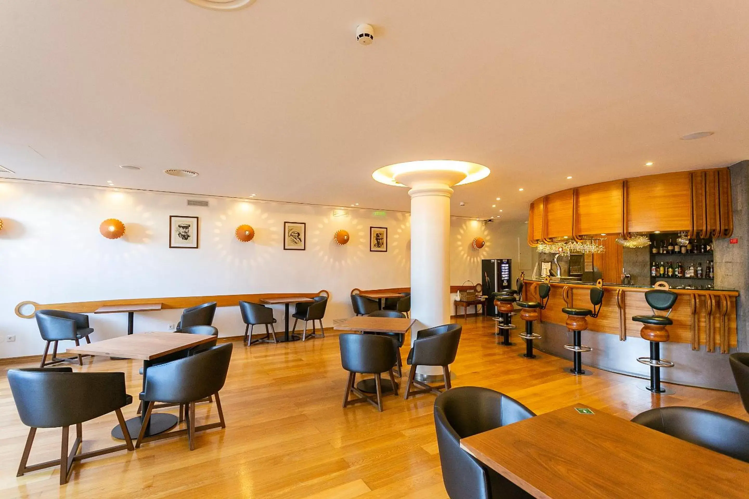Lounge or bar, Restaurant/Places to Eat in Hotel Ponta Delgada