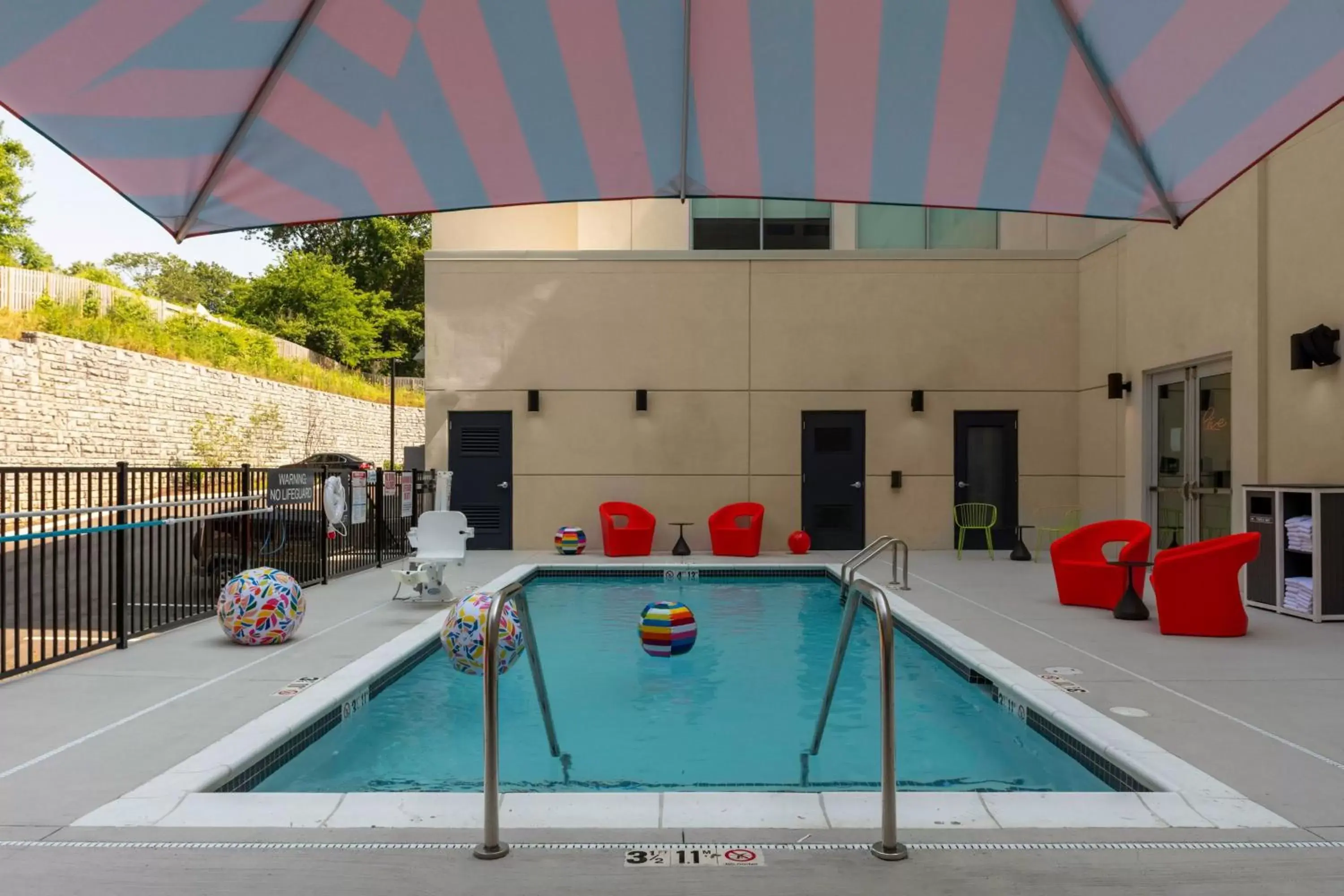 Swimming Pool in Aloft Nashville Airport