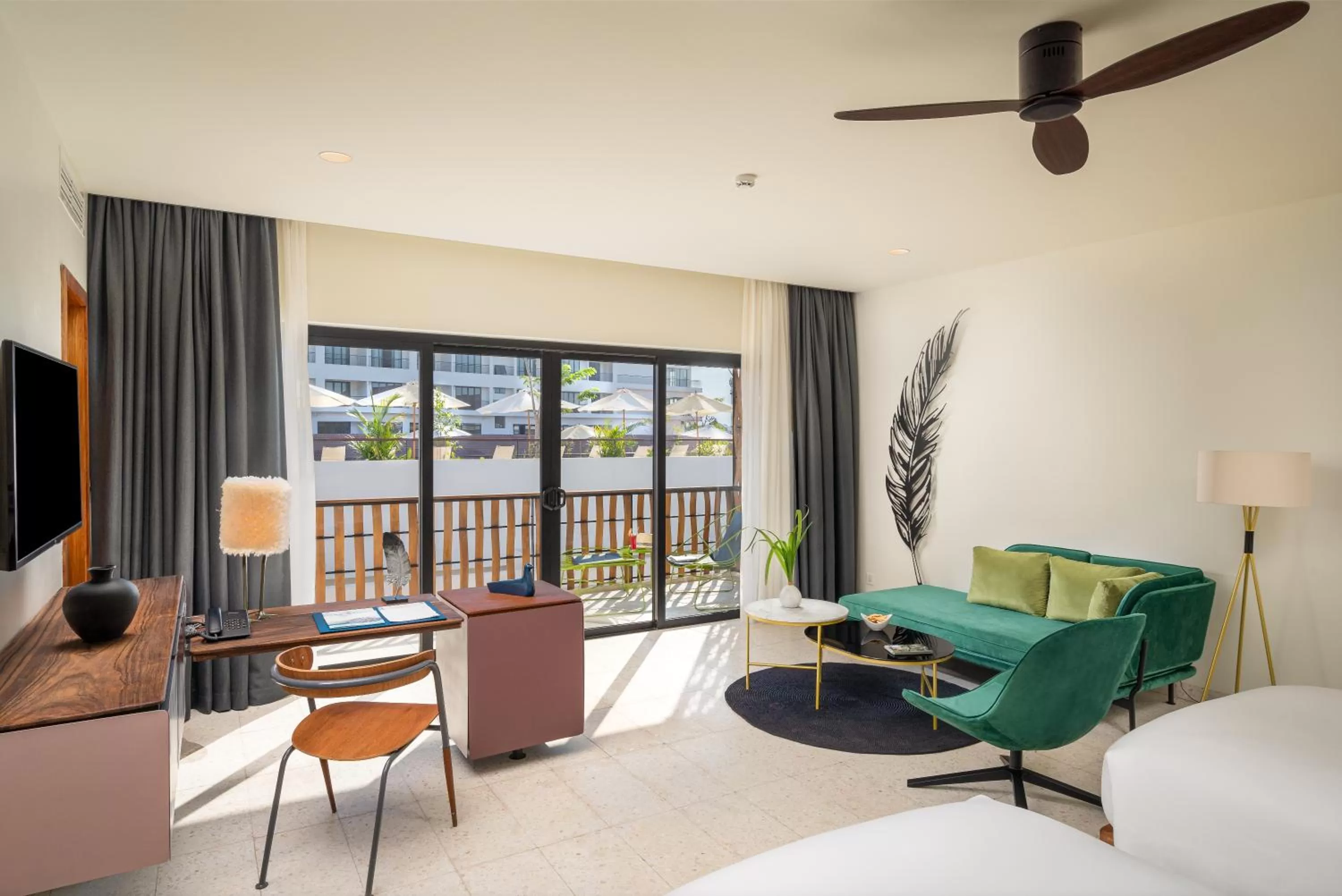 Seating area, Bed in The Aviary Hotel