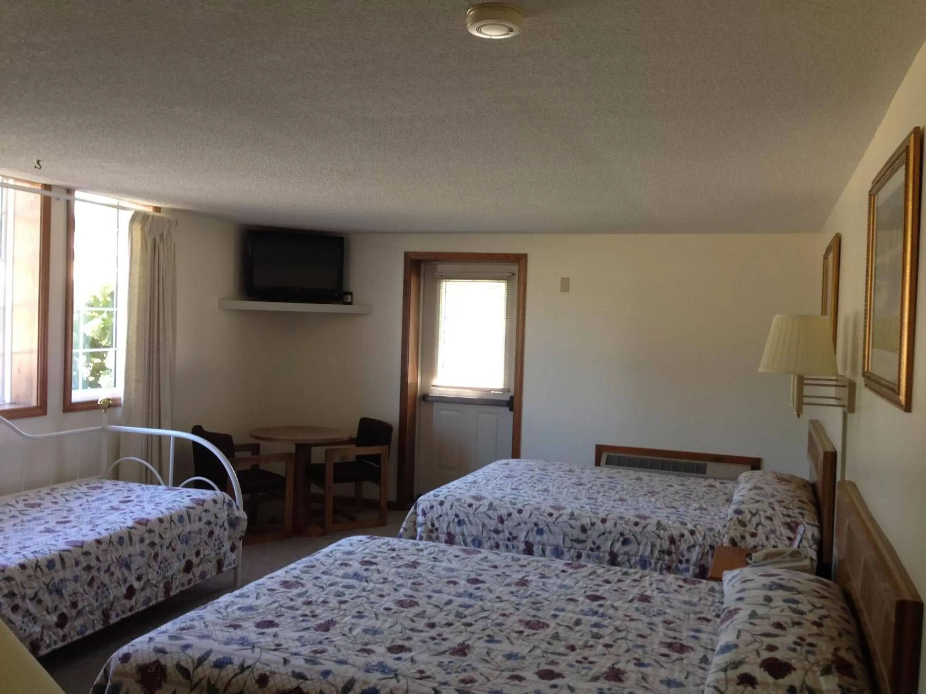 Day, Bed in Ludington Pier House