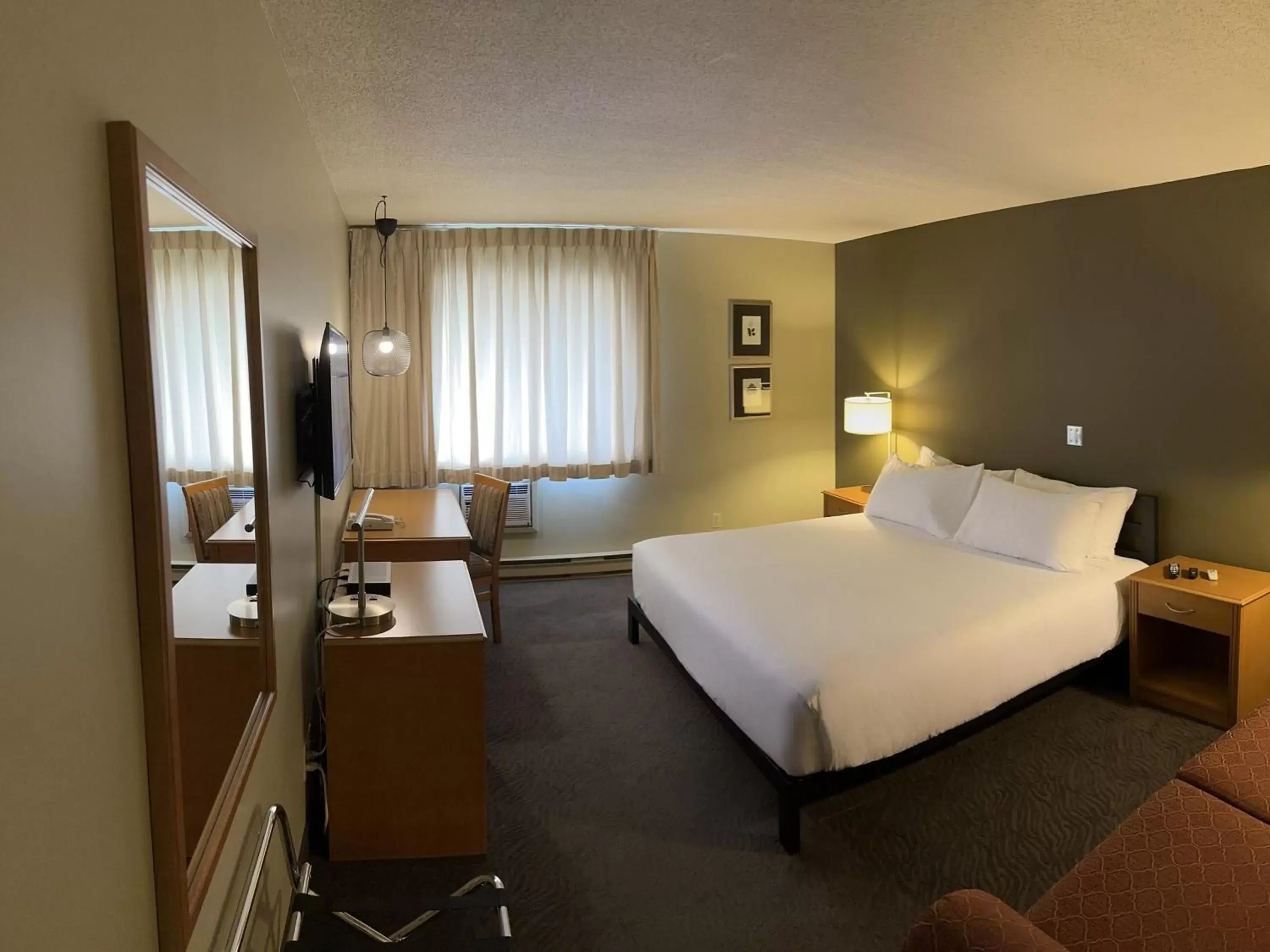 Bed in Heritage Inn Hotel & Convention Centre - Cranbrook
