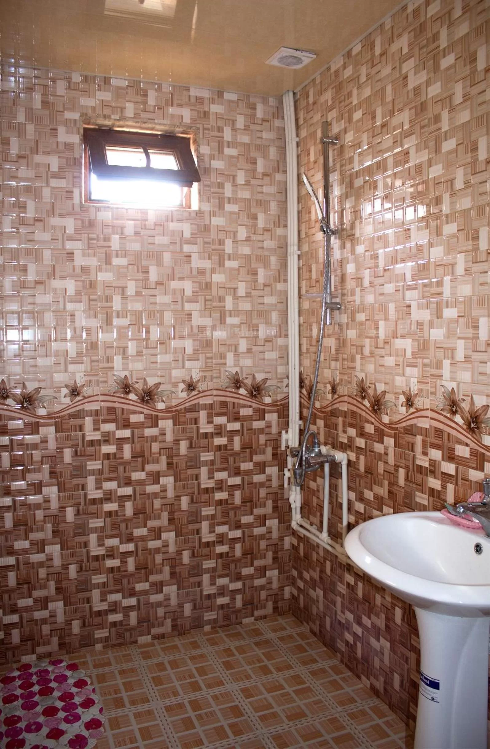 Shower in Tatev Shinuhayr Hotel'