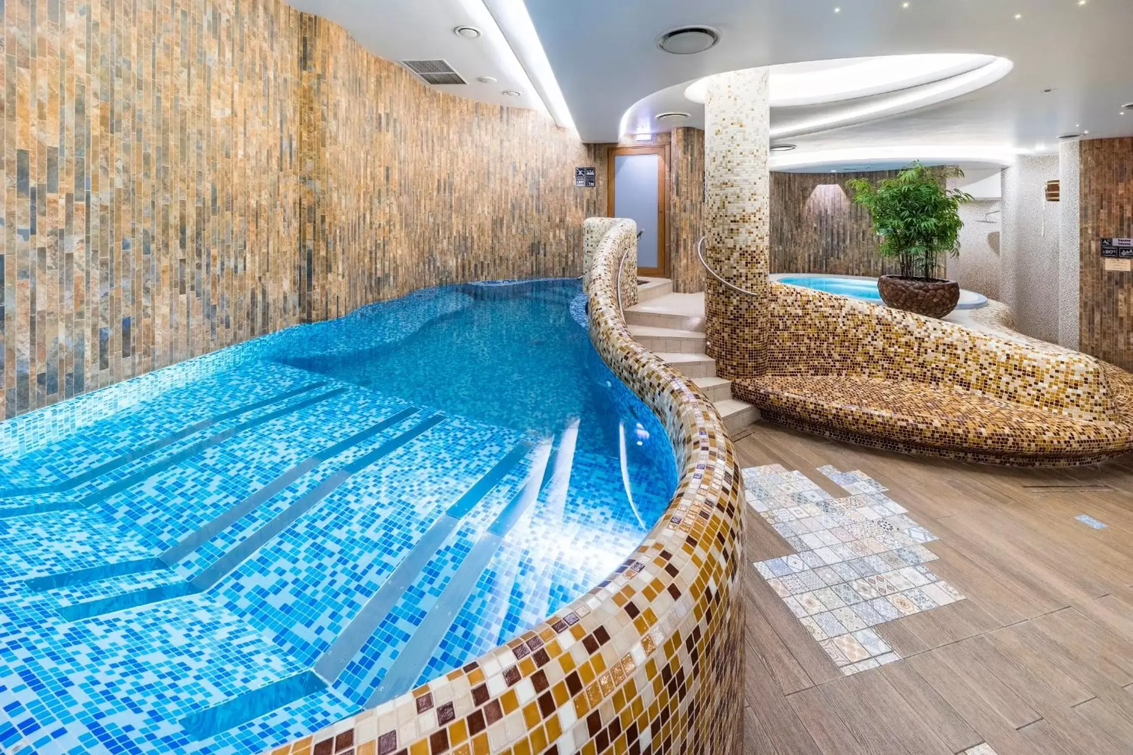 Hot Tub, Swimming Pool in Wellton Riga Hotel & SPA