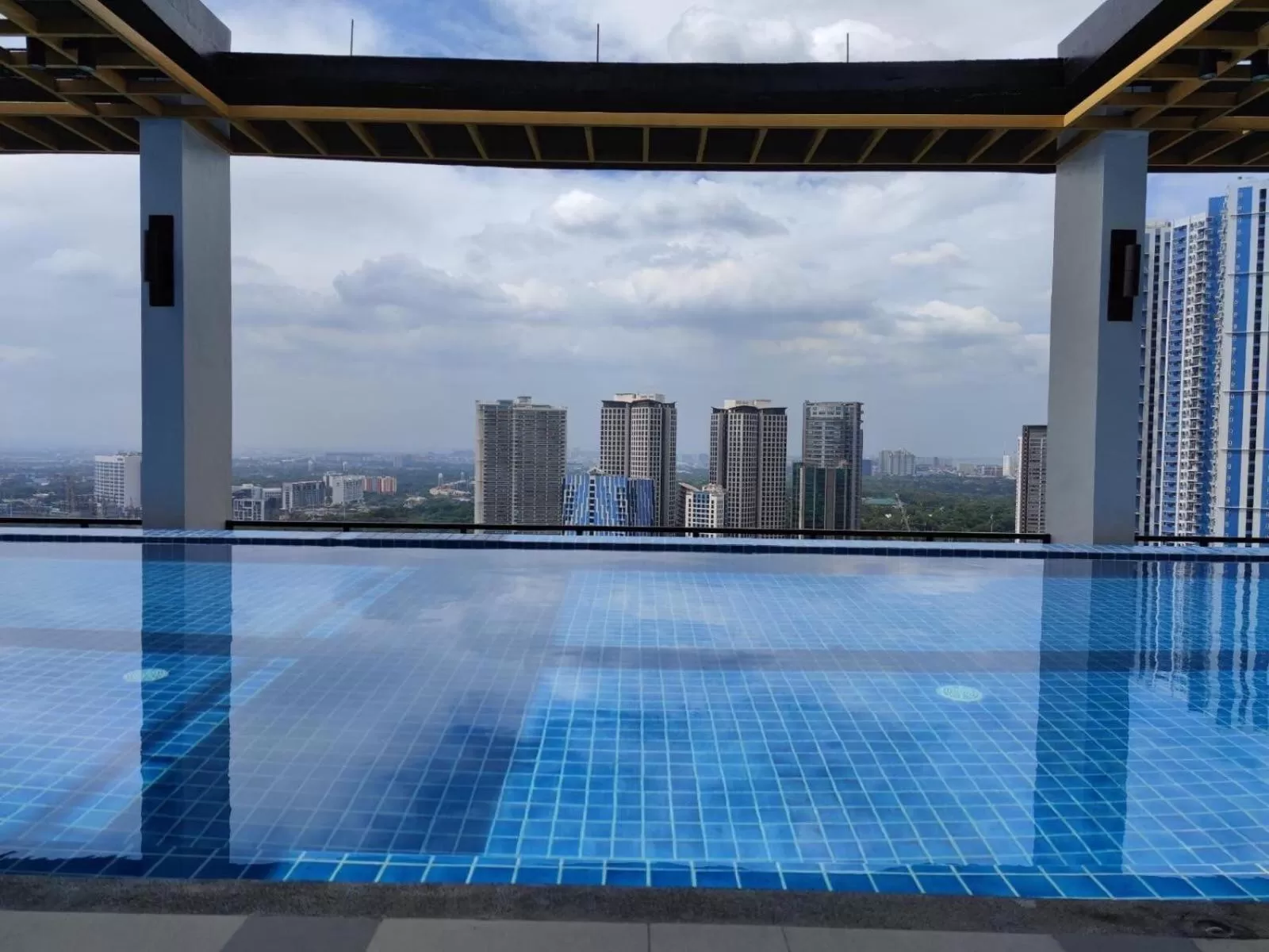 Swimming Pool in Capital O 804 The Residences at Bonifacio Civic Center