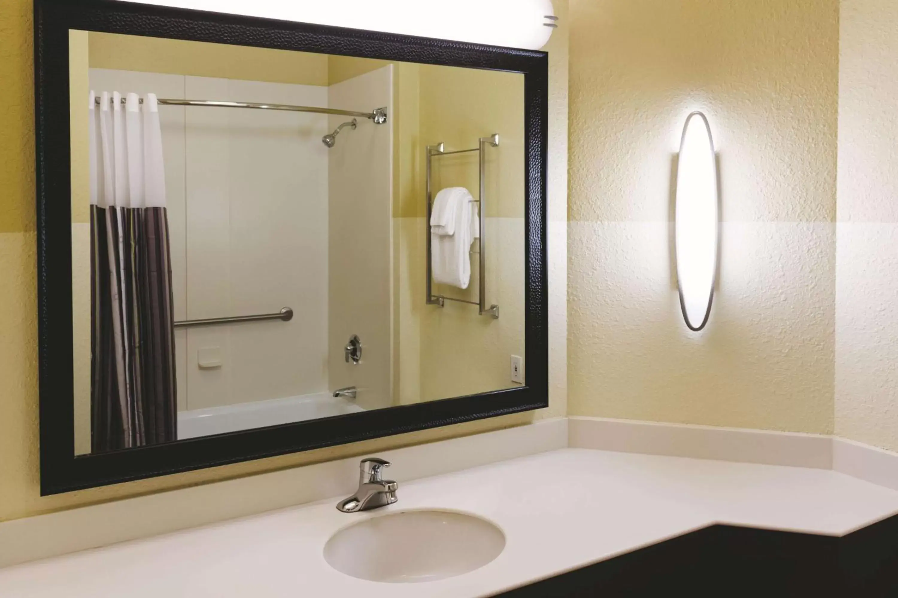 Photo of the whole room, Bathroom in La Quinta by Wyndham Atlanta Ballpark/Galleria