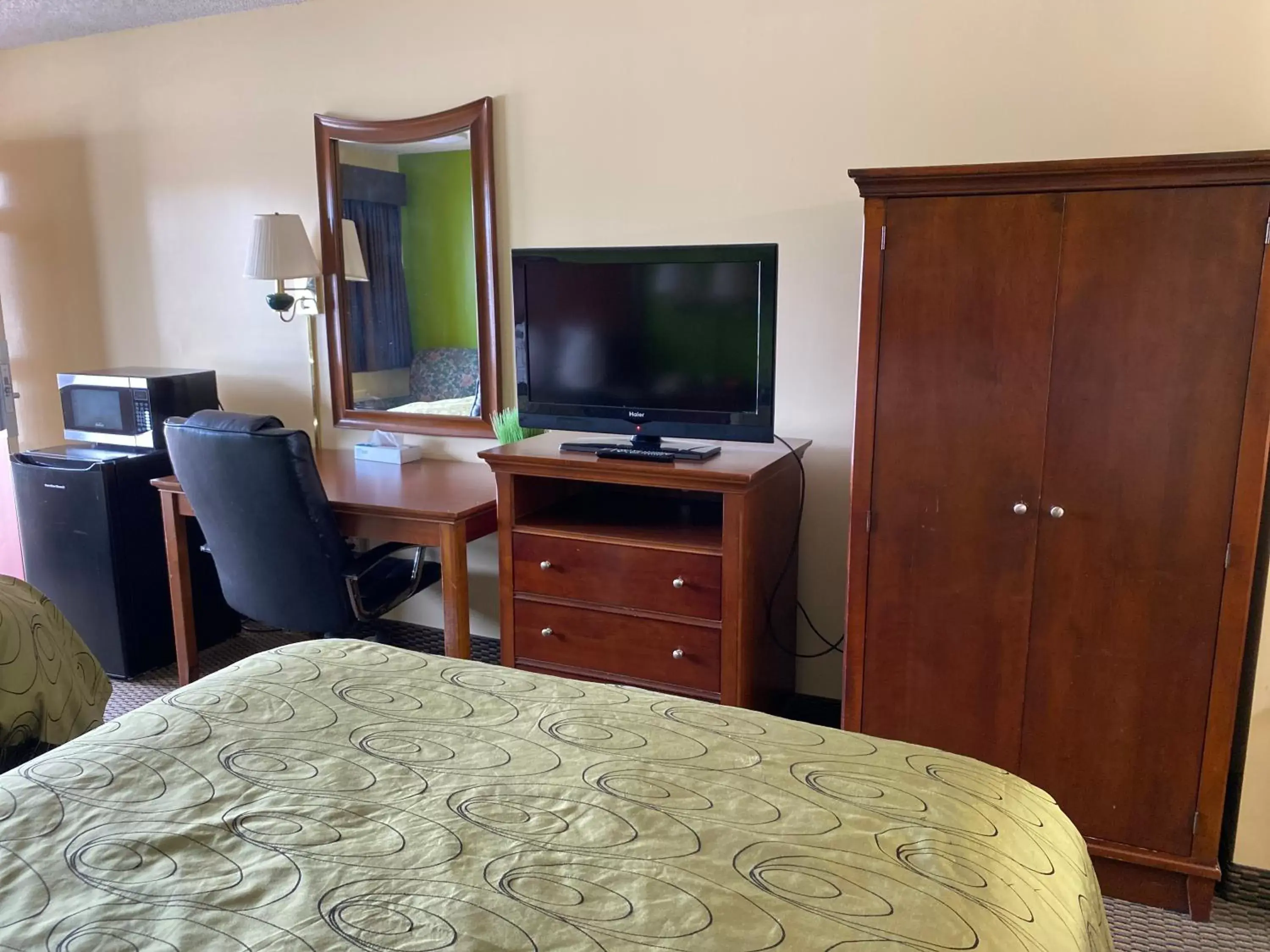 TV/Entertainment Center in Budget Host Inn - Baxley