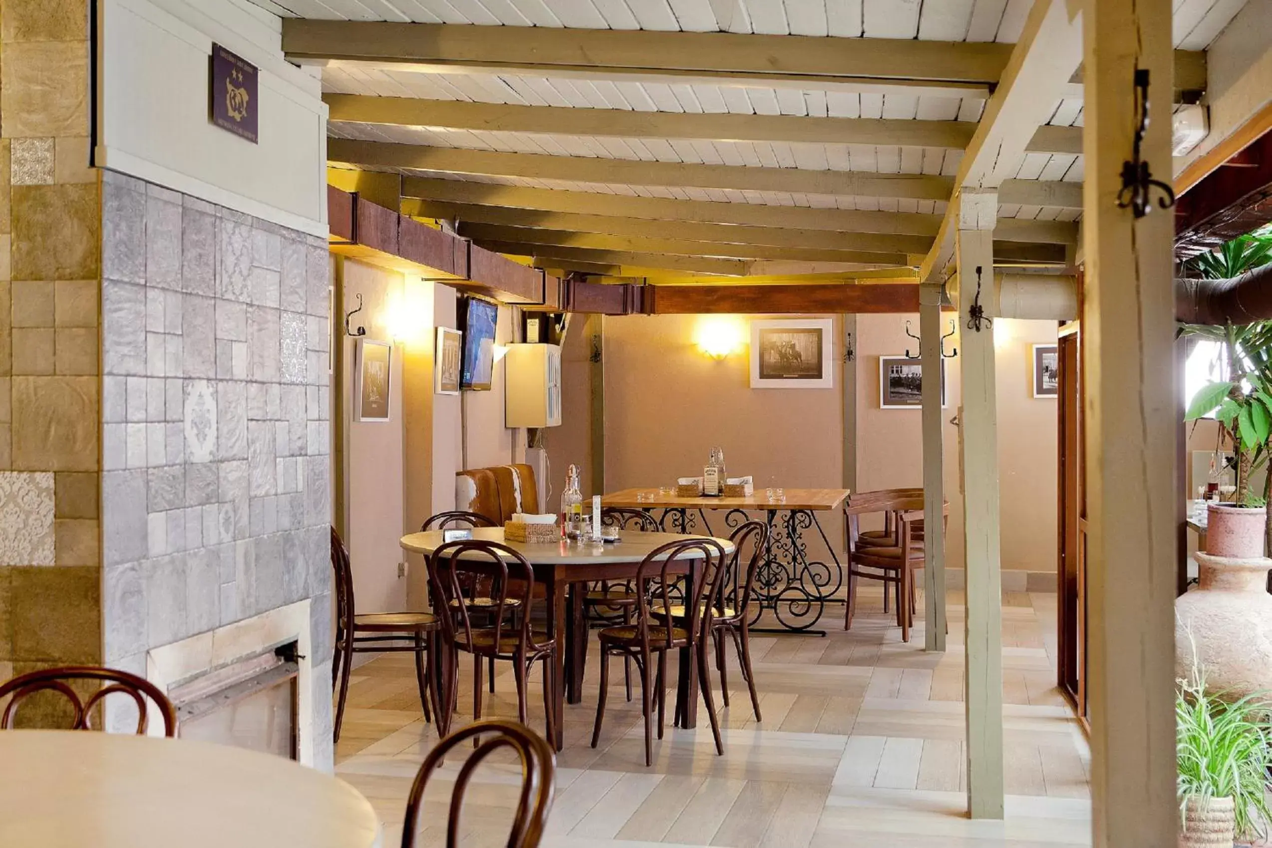 Restaurant/Places to Eat in Hotel Niky