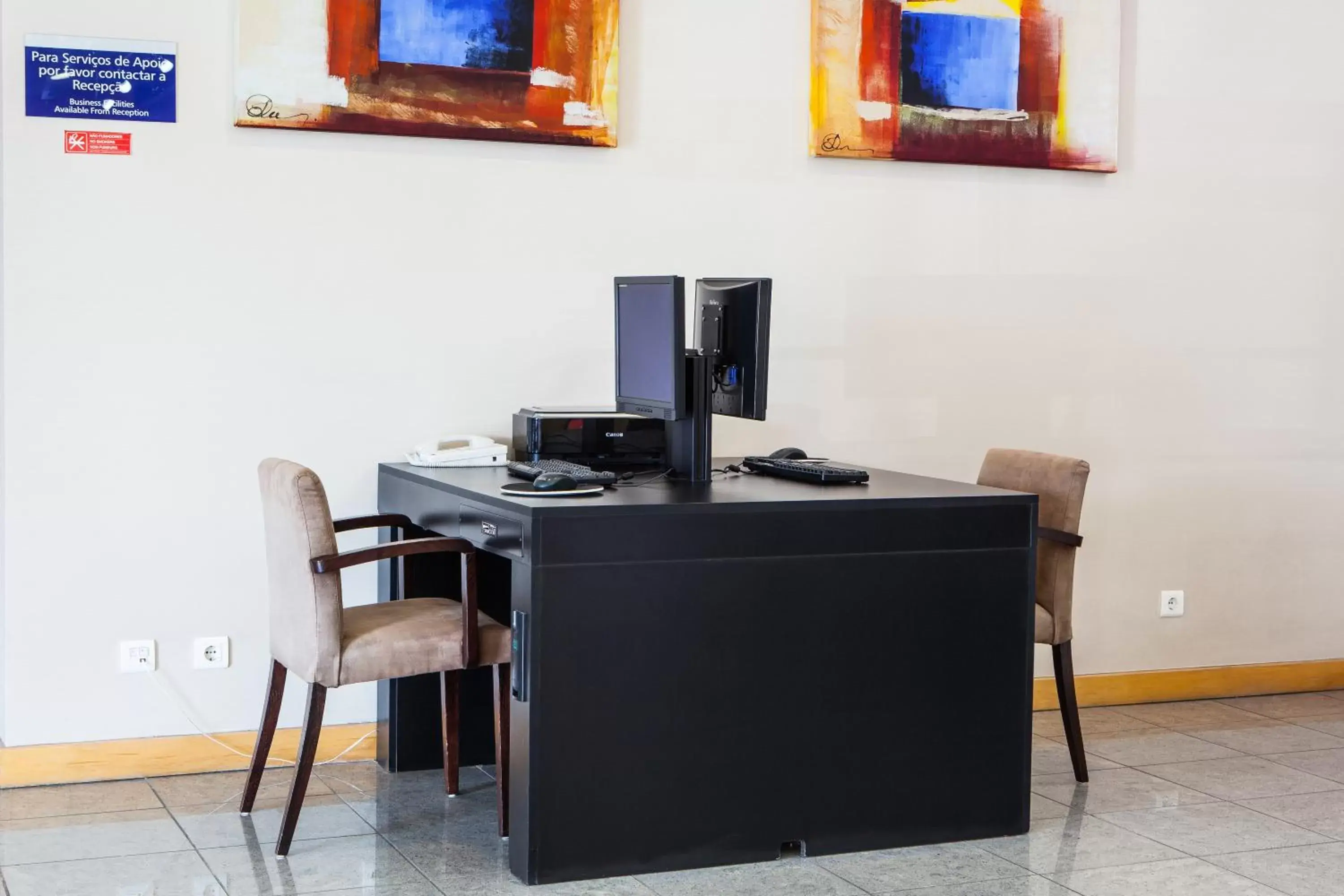 Lobby or reception, TV/Entertainment Center in Holiday Inn Express Lisbon-Oeiras, an IHG Hotel