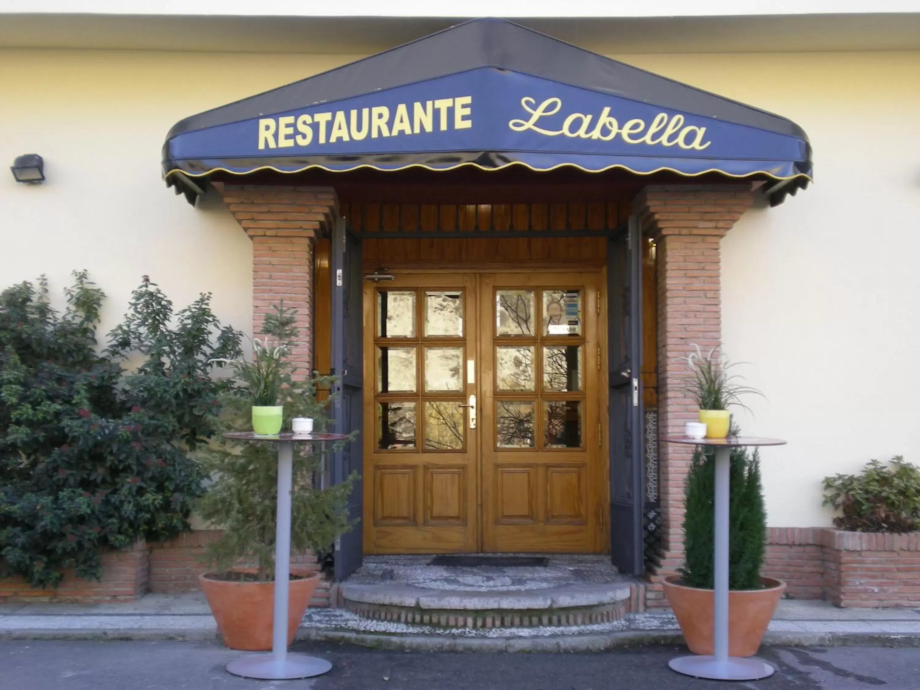 Facade/entrance in Labella María