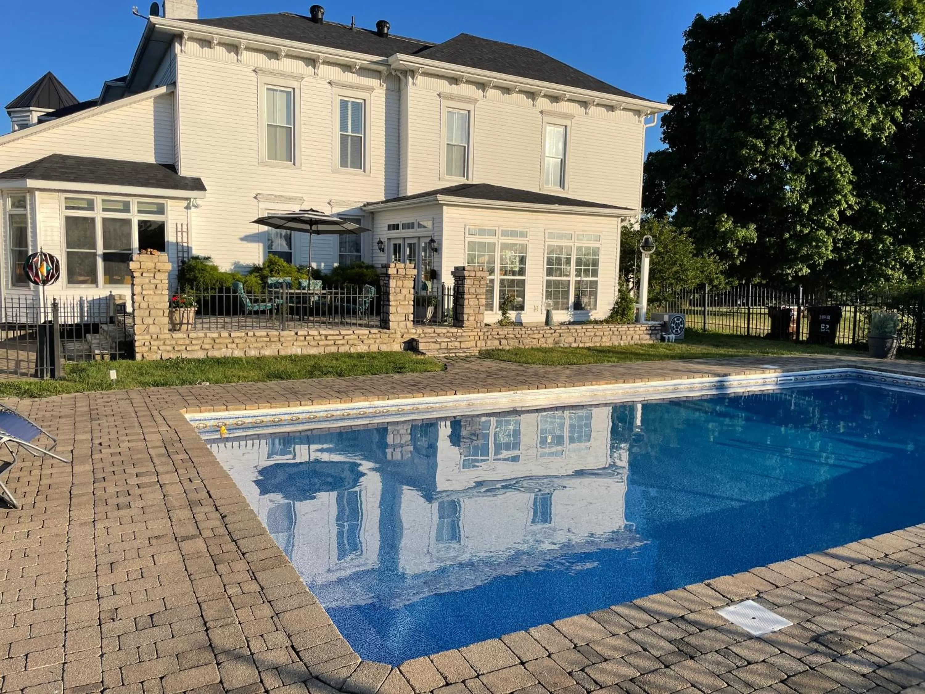 Swimming pool in Wildflower Ranch Inn