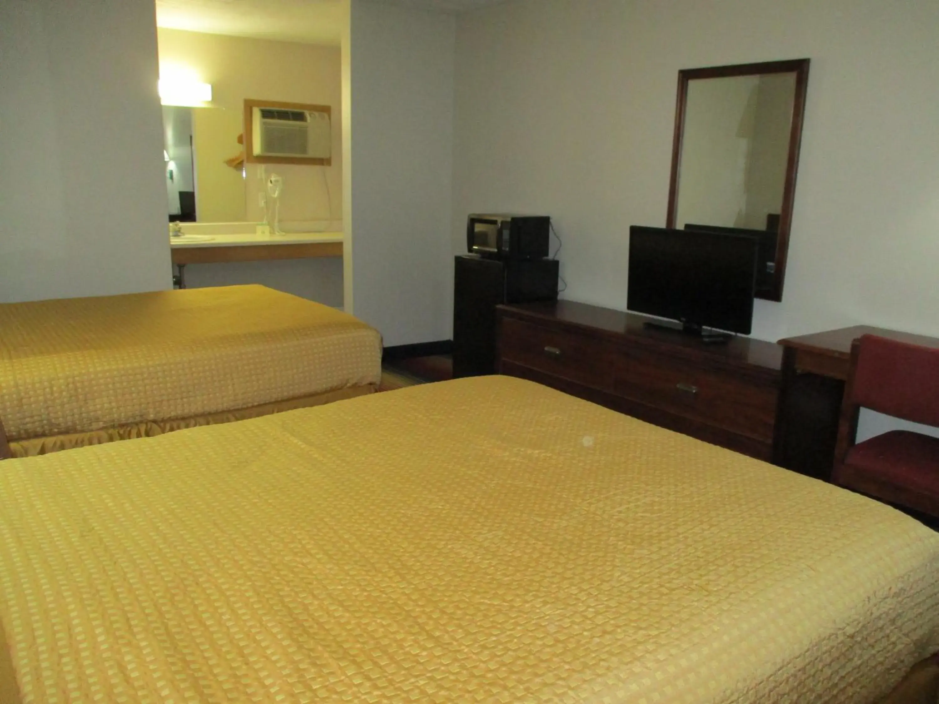 Photo of the whole room, Bed in Travelodge by Wyndham Spirit Lake/Okoboji