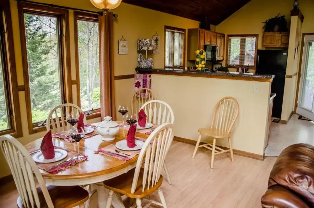 Kitchen or kitchenette, Restaurant/Places to Eat in Asheville Cabins of Willow Winds