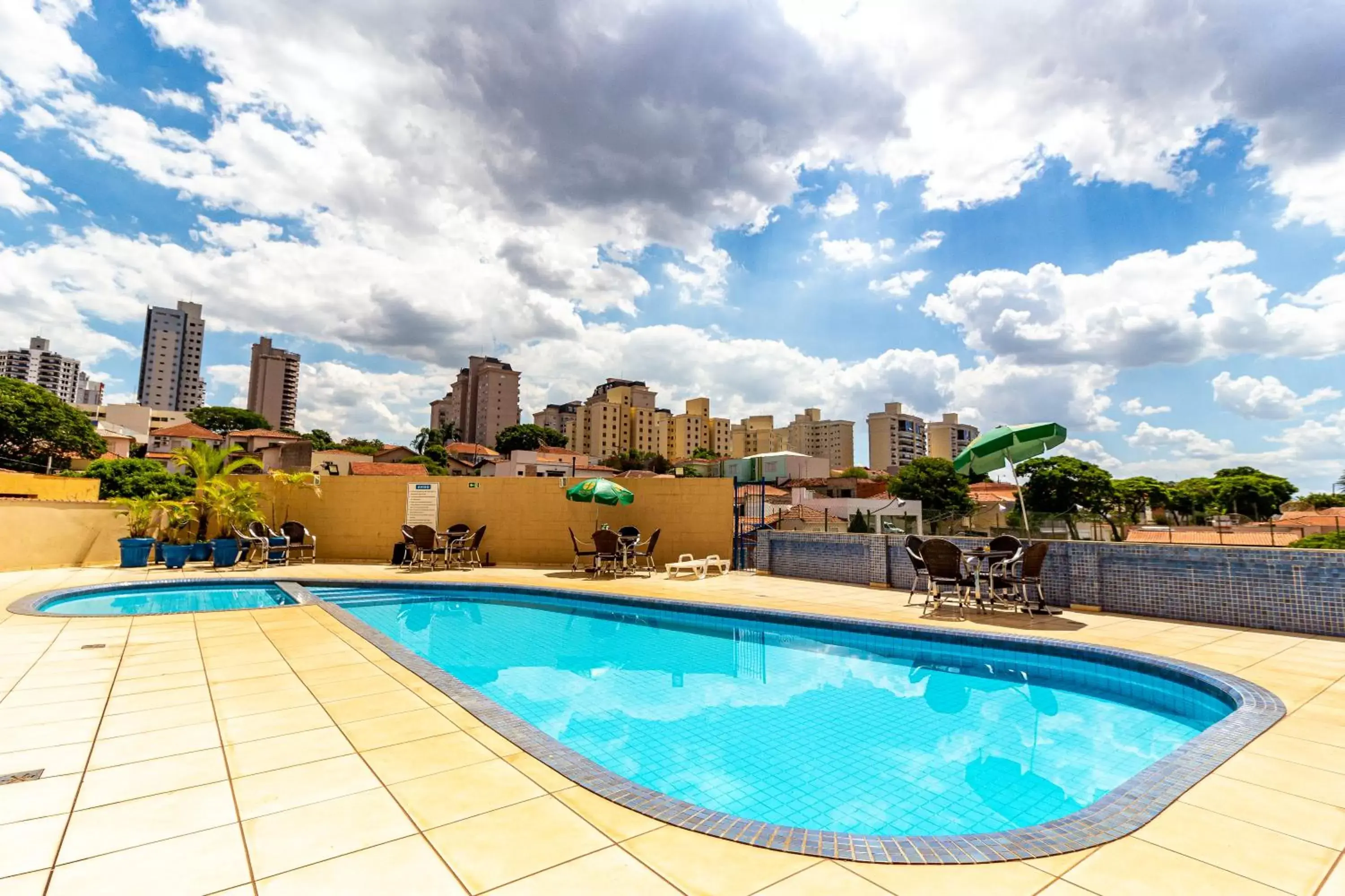 Swimming pool in Nacional Inn Piracicaba