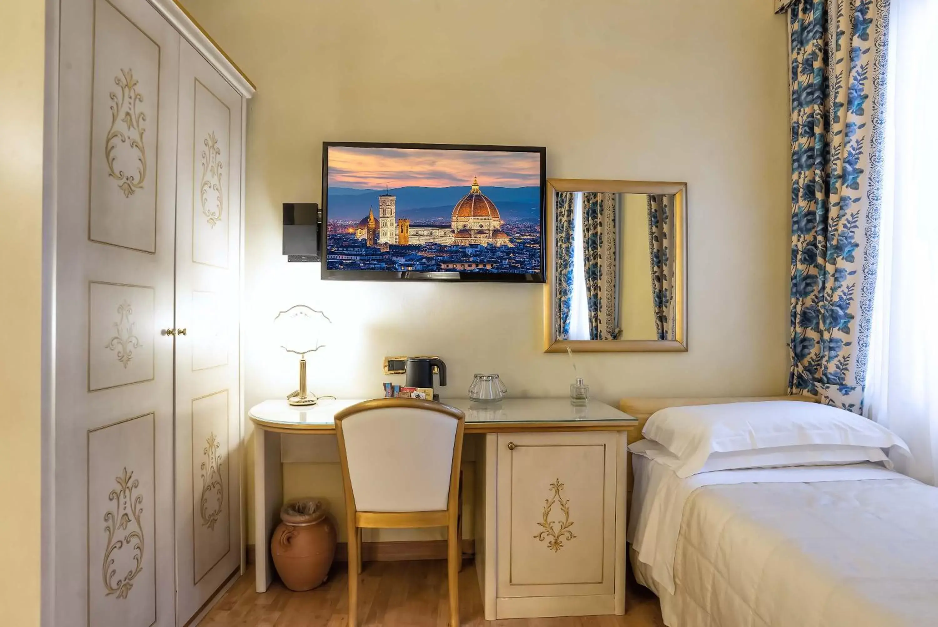Bed, TV/Entertainment Center in Hotel Alba Palace