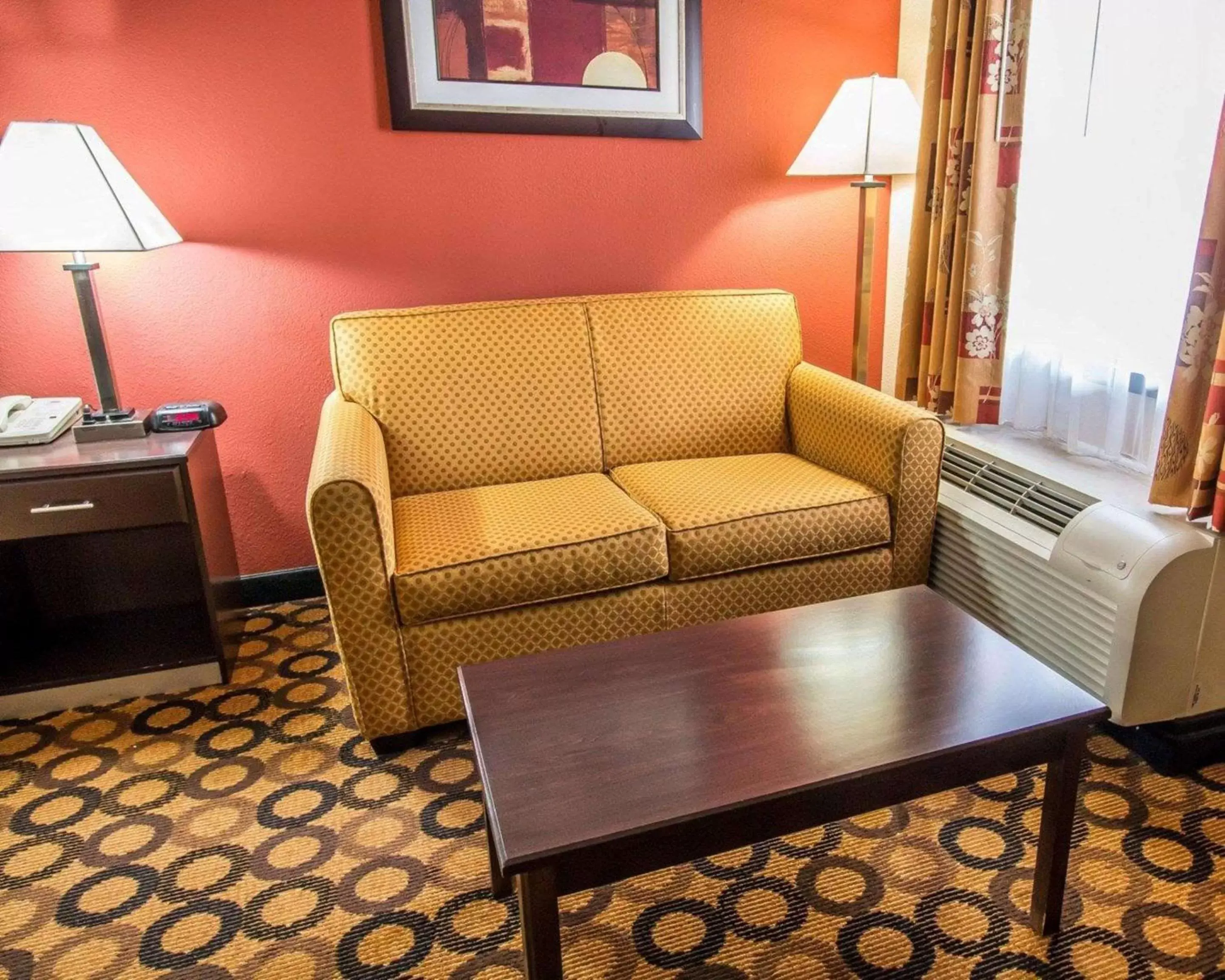 Photo of the whole room, Seating Area in Econo Lodge Richmond Hill