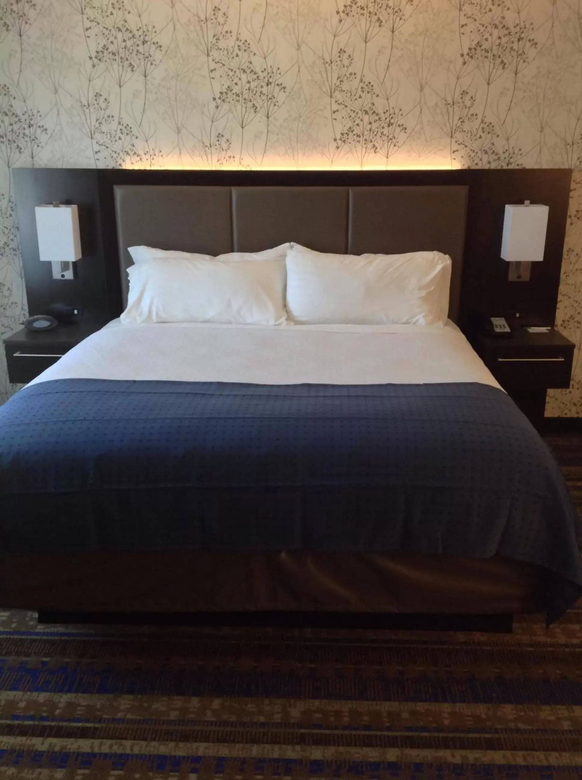 Bedroom, Bed in Holiday Inn & Suites Tupelo North, an IHG Hotel