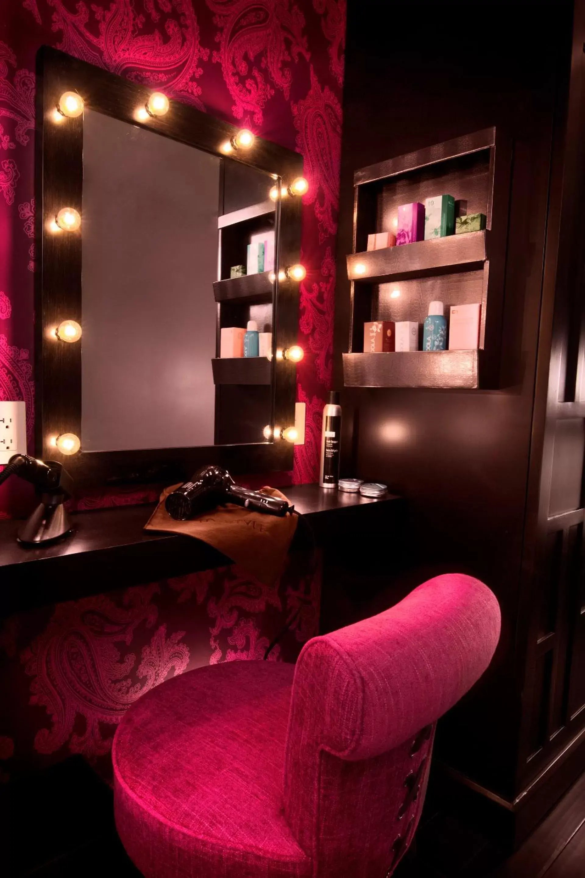 Bathroom, Lounge/Bar in The Cromwell Hotel & Casino