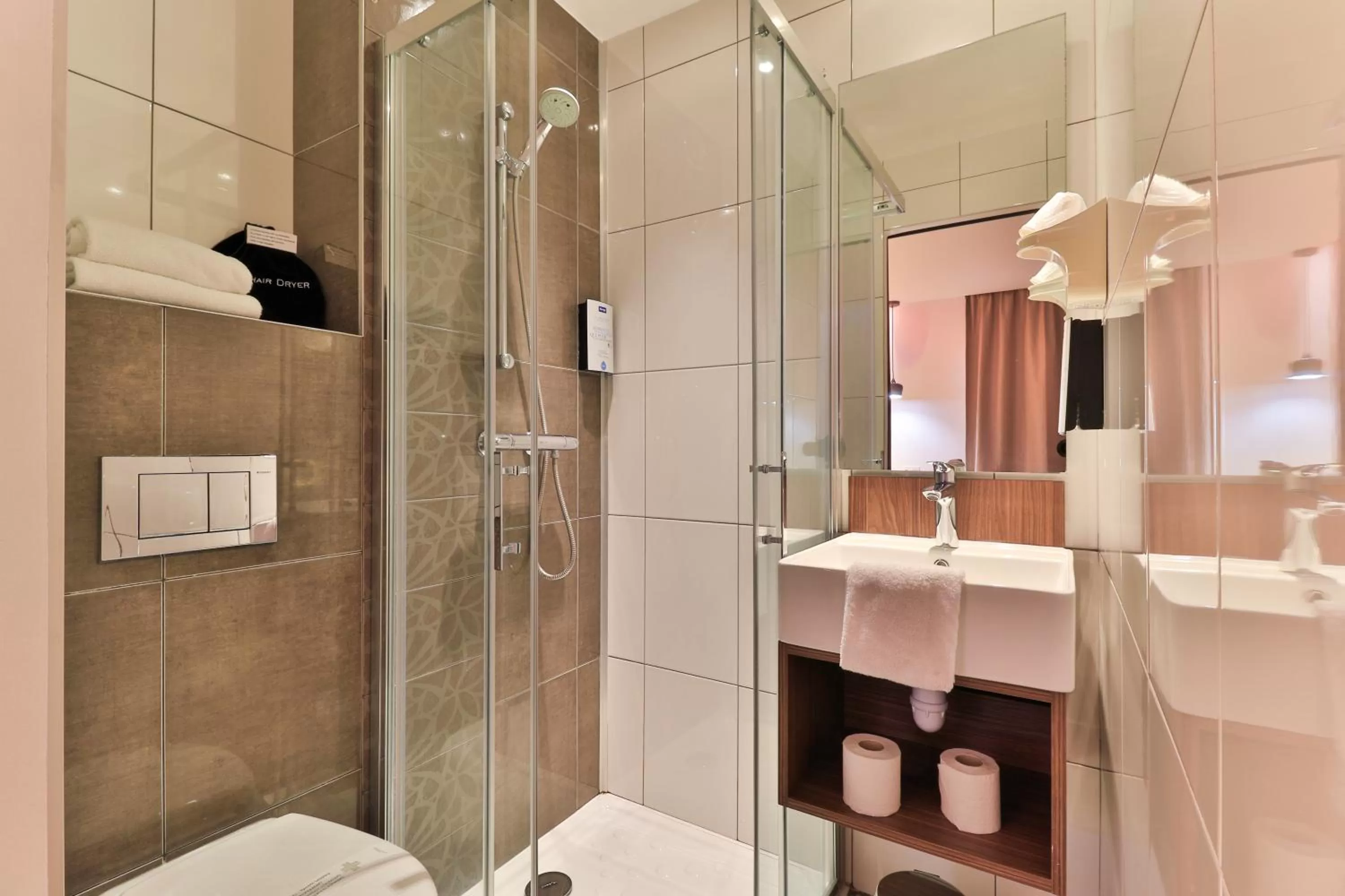 Bathroom in Hôtel restaurant Kyriad Fréjus