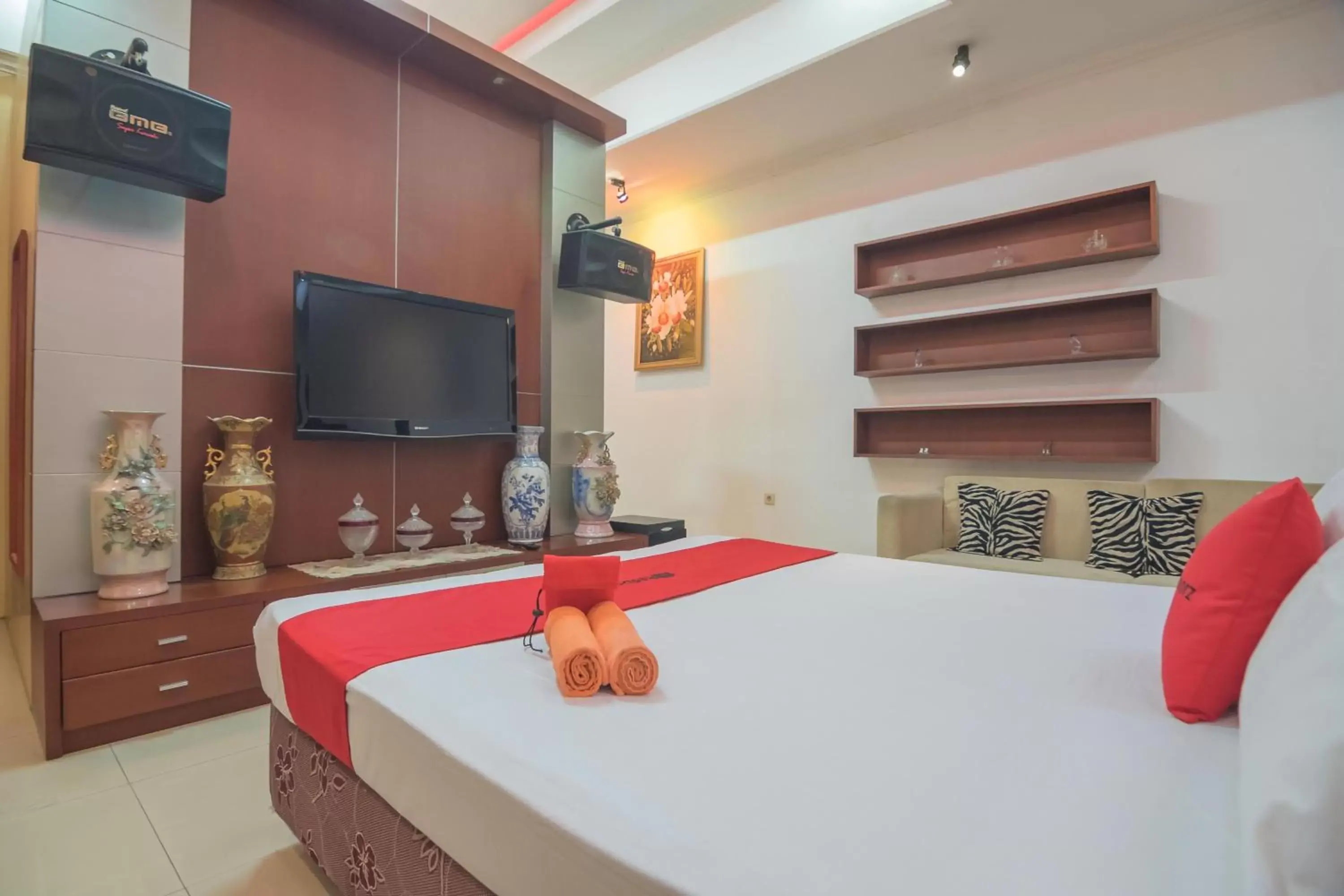 Bedroom, Bed in RedDoorz Syariah near Margahayu Raya