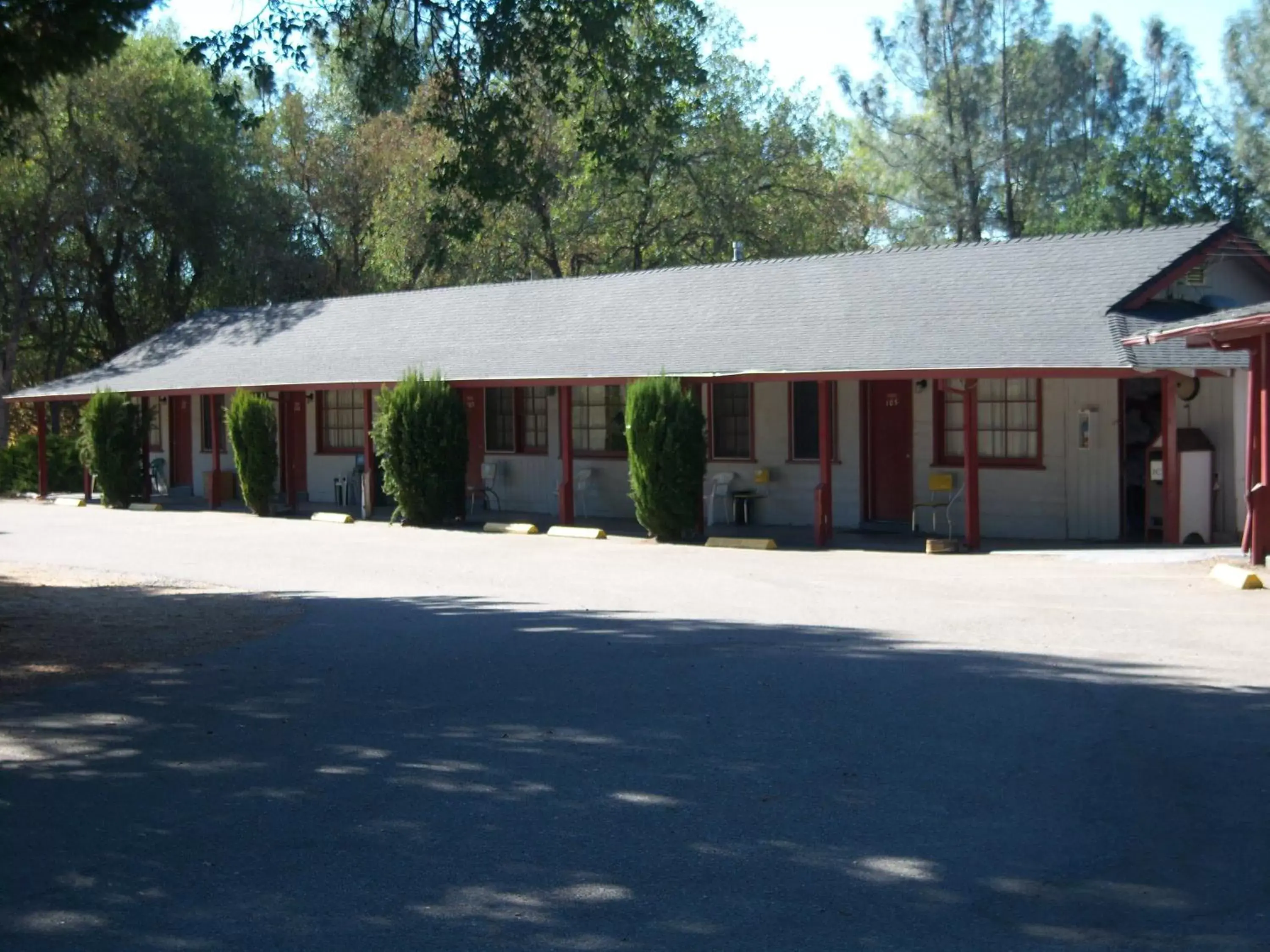 Facade/entrance, Property Building in Shasta Dam Motel