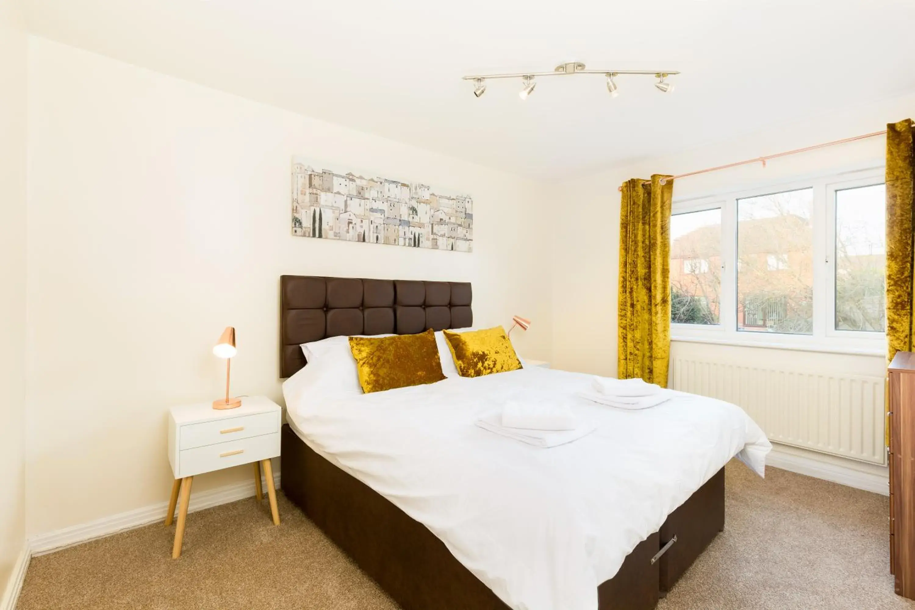 Bedroom, Bed in Drayton Manor House FREE parking Bedroom, Bed in Drayton Manor House FREE parking